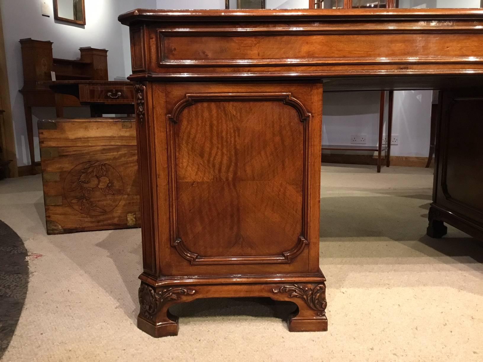 Fine Quality Figured Walnut Edwardian Period Pedestal Desk 8