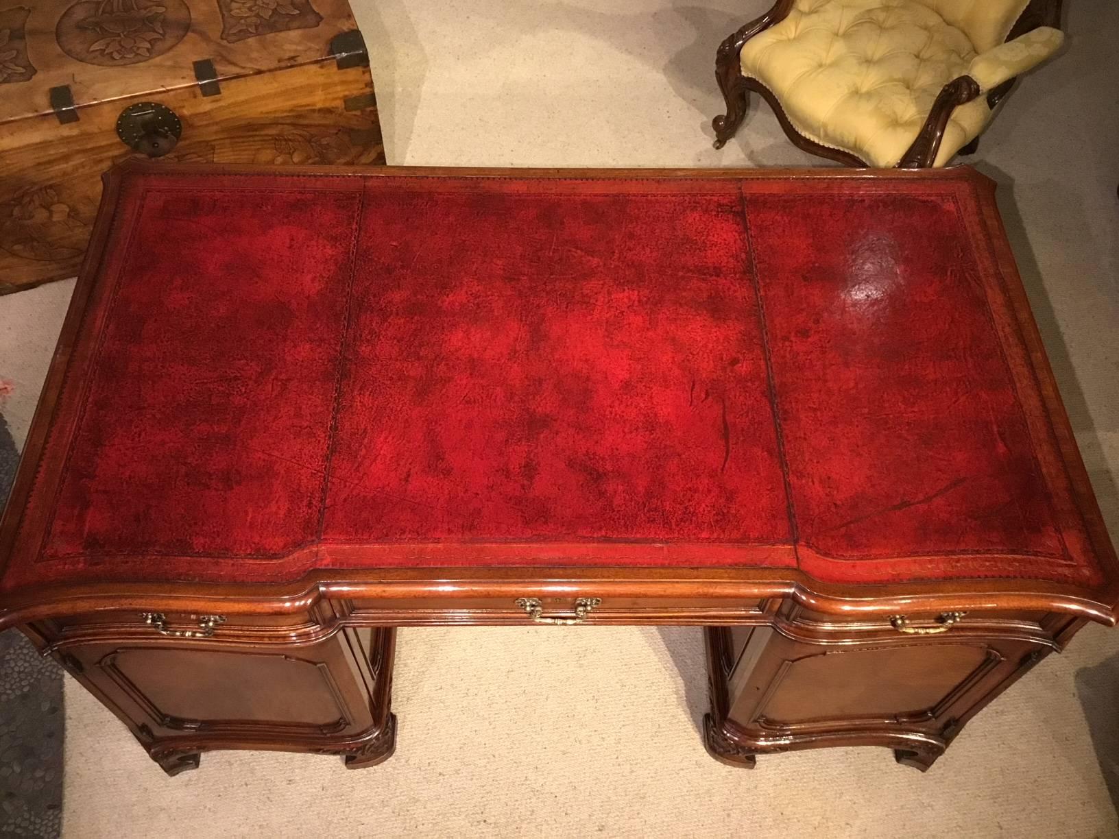 Fine Quality Figured Walnut Edwardian Period Pedestal Desk In Excellent Condition In Darwen, GB