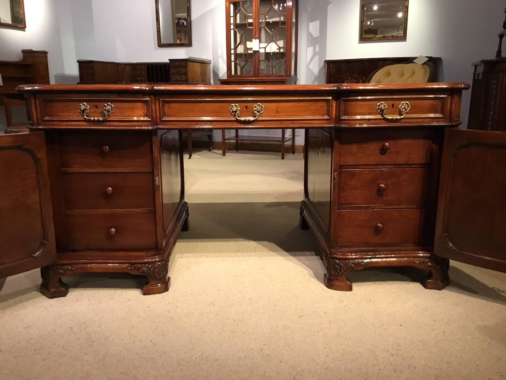 Fine Quality Figured Walnut Edwardian Period Pedestal Desk 1
