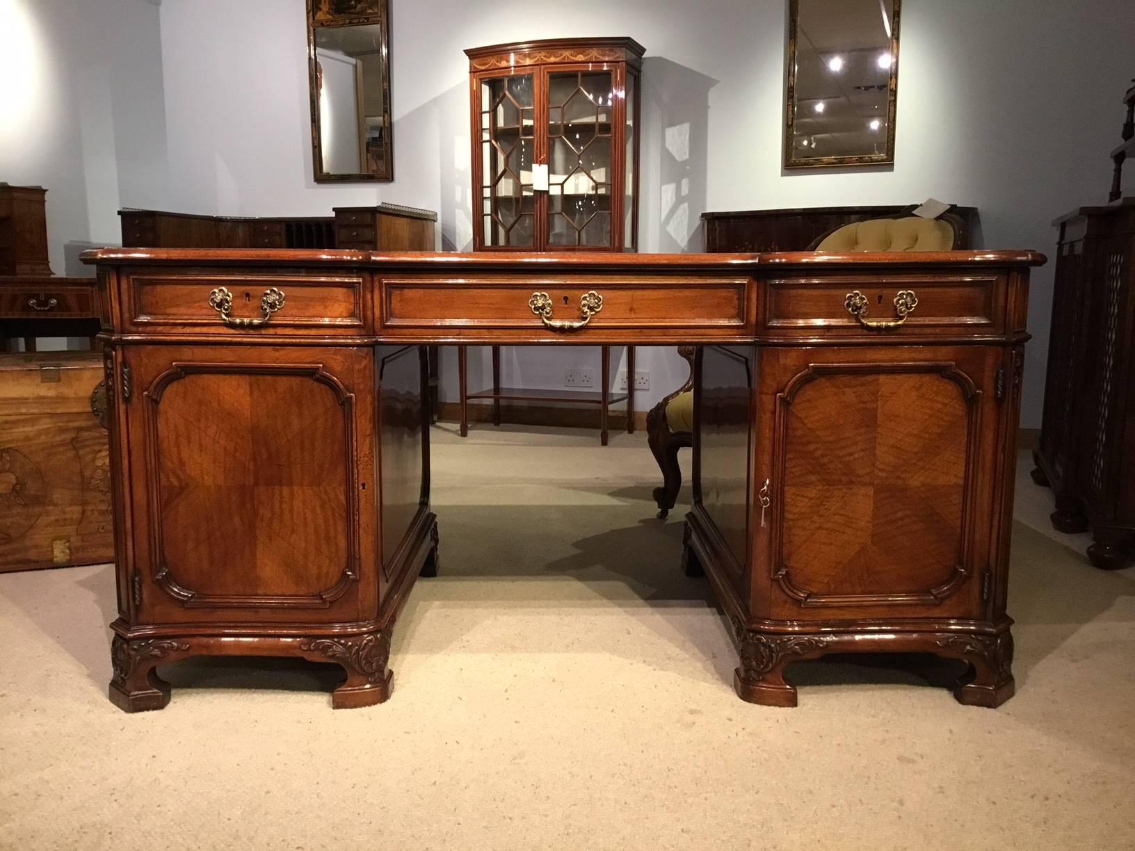 Fine Quality Figured Walnut Edwardian Period Pedestal Desk 2