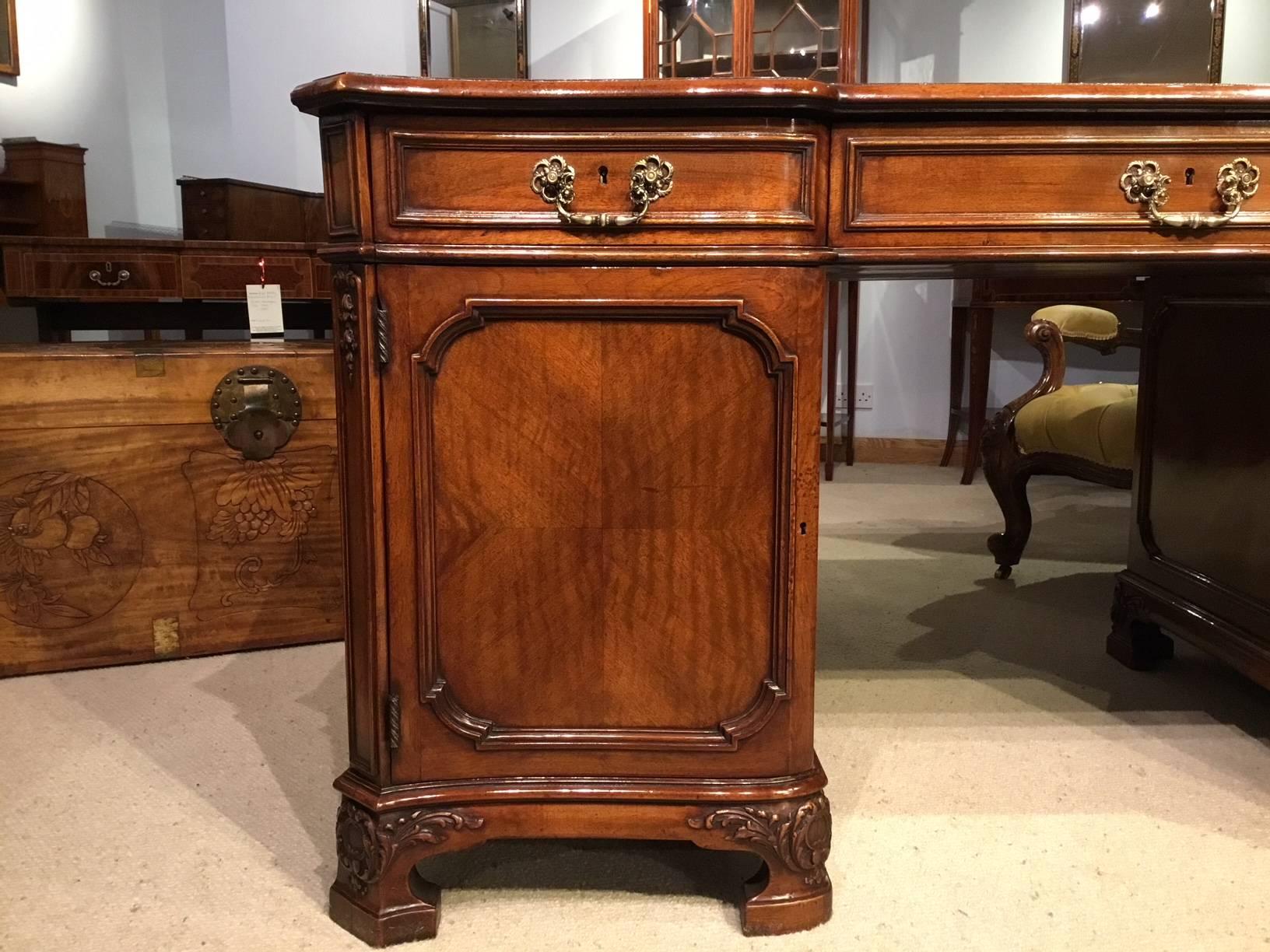 Fine Quality Figured Walnut Edwardian Period Pedestal Desk 3