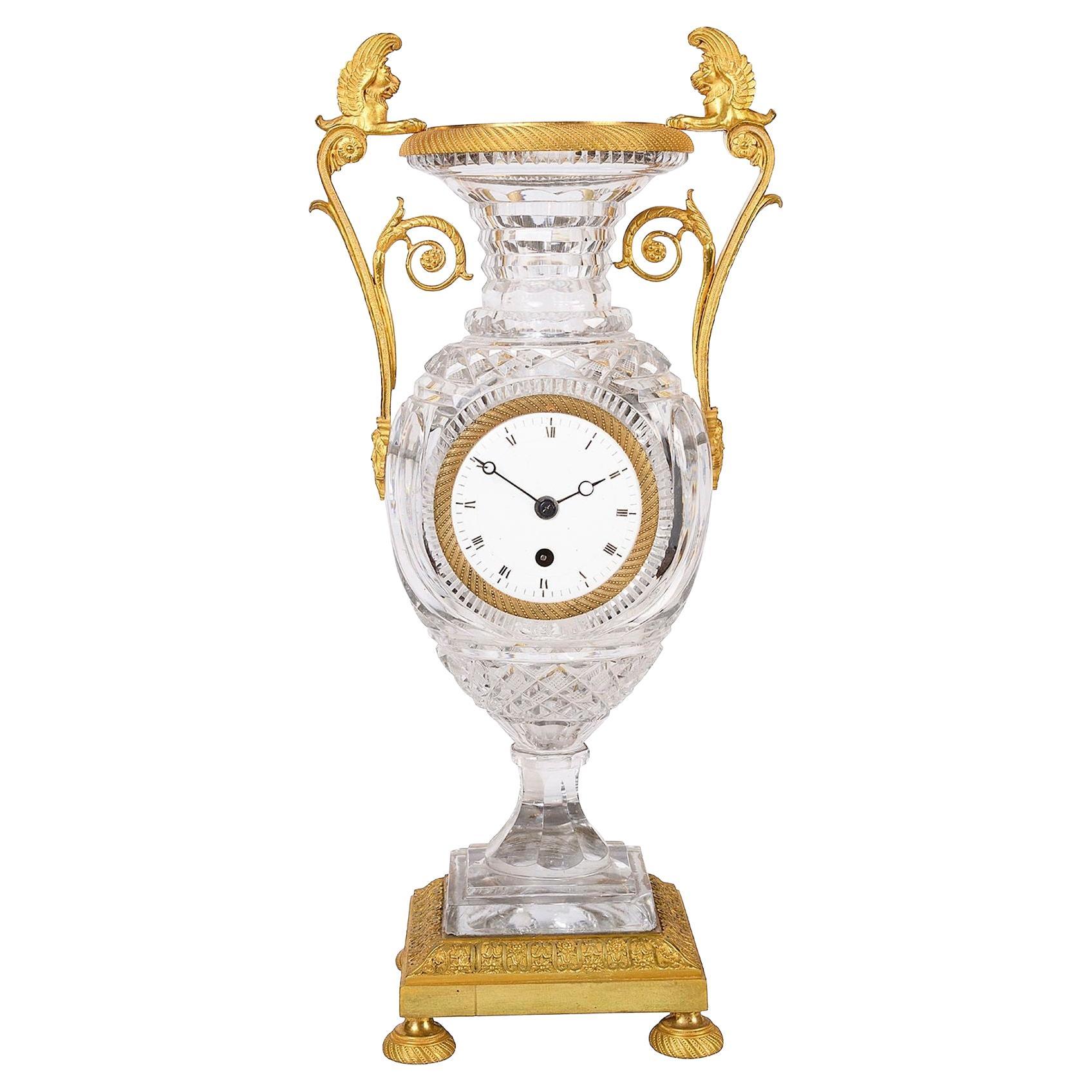 Horloge vase en cristal de style Empire français de Baccarat de qualité supérieure, datant d'environ 1860