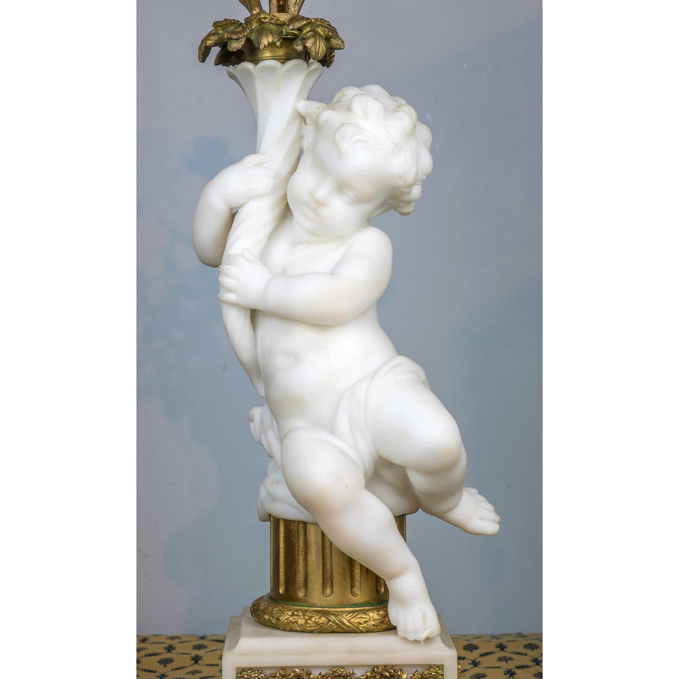 Ensemble d'horloges et de figurines en bronze doré et marbre de Carrare de qualité supérieure, France en vente 8
