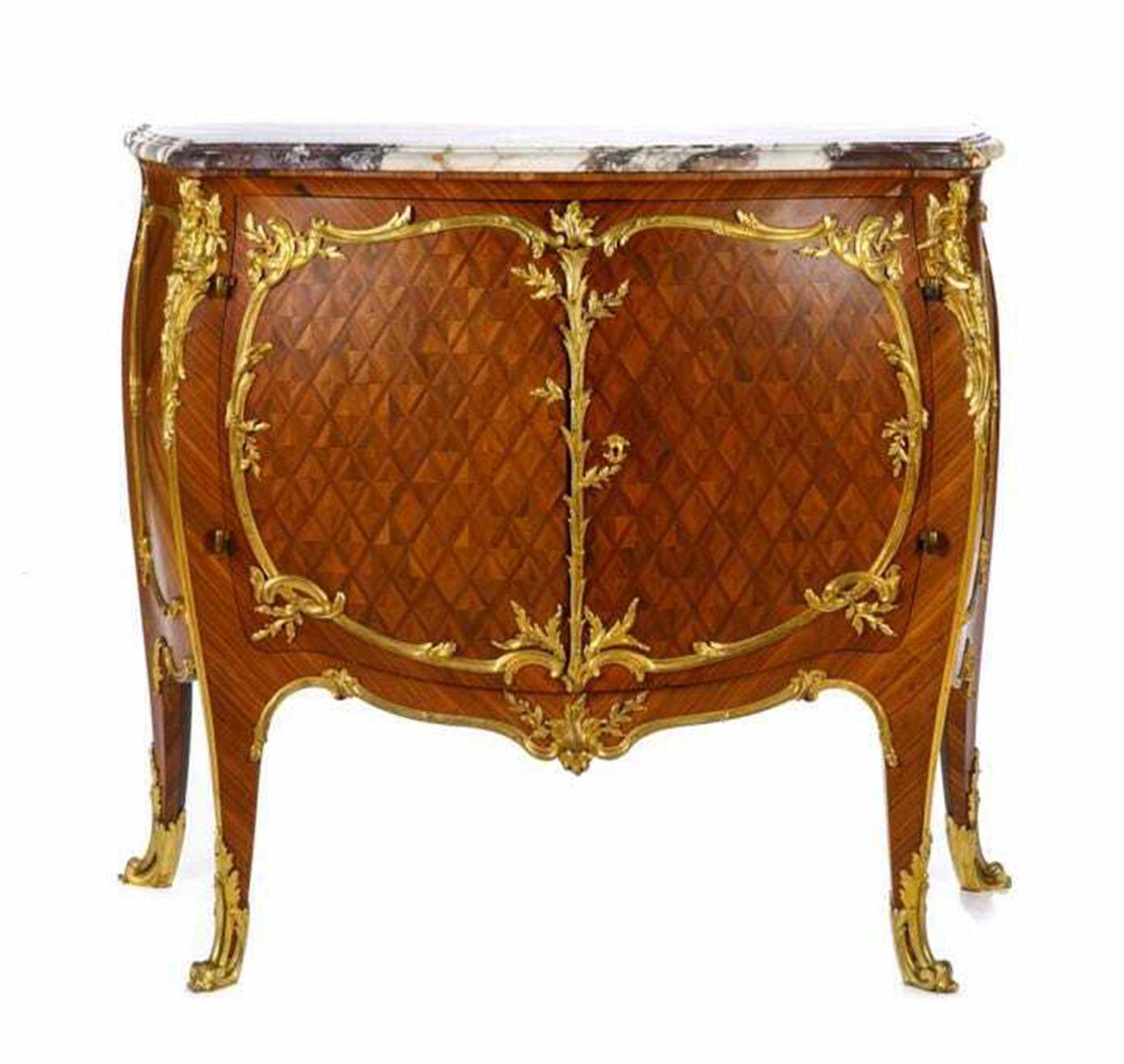 Fine quality french ormolu-mounted marble top commode with rare diamond-shaped parquetry veneers

Two door cupboard bombe front with gilt bronze mounts, cabriole capped feet. The doors with diamond-shaped parquetry veneers. With period marble top.