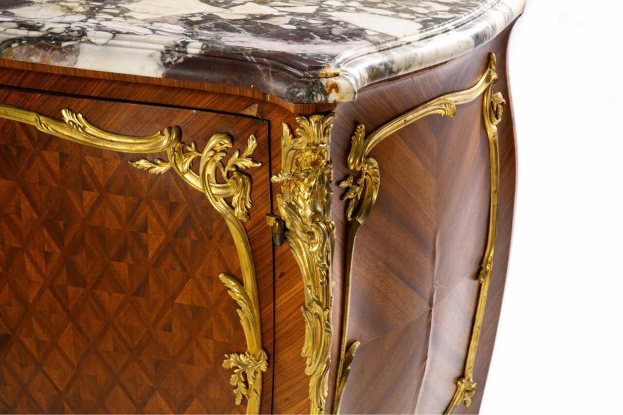 Fine Quality Gilt Bronze-Mounted Marble Top Commode by to François Linke In Good Condition For Sale In New York, NY