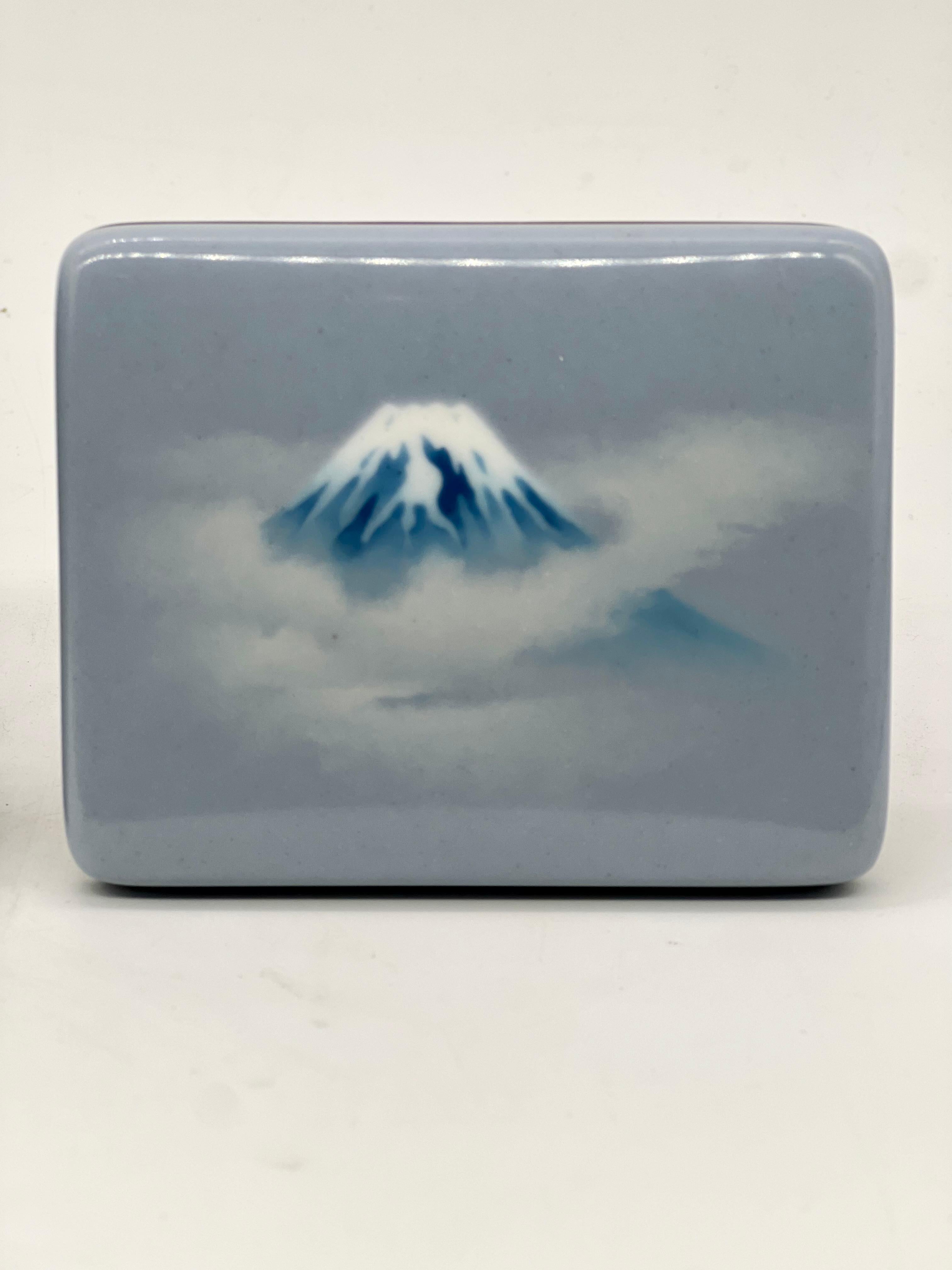 
Scatola con coperchio in smalto cloisonne di alta qualità, attribuita agli apprezzati studi di Ando Jubei.

Periodo Meiji 

- la scatola con coperchio rettangolare arrotondato lavorata con smalti musen o wireless brillantemente sfumati alla maniera