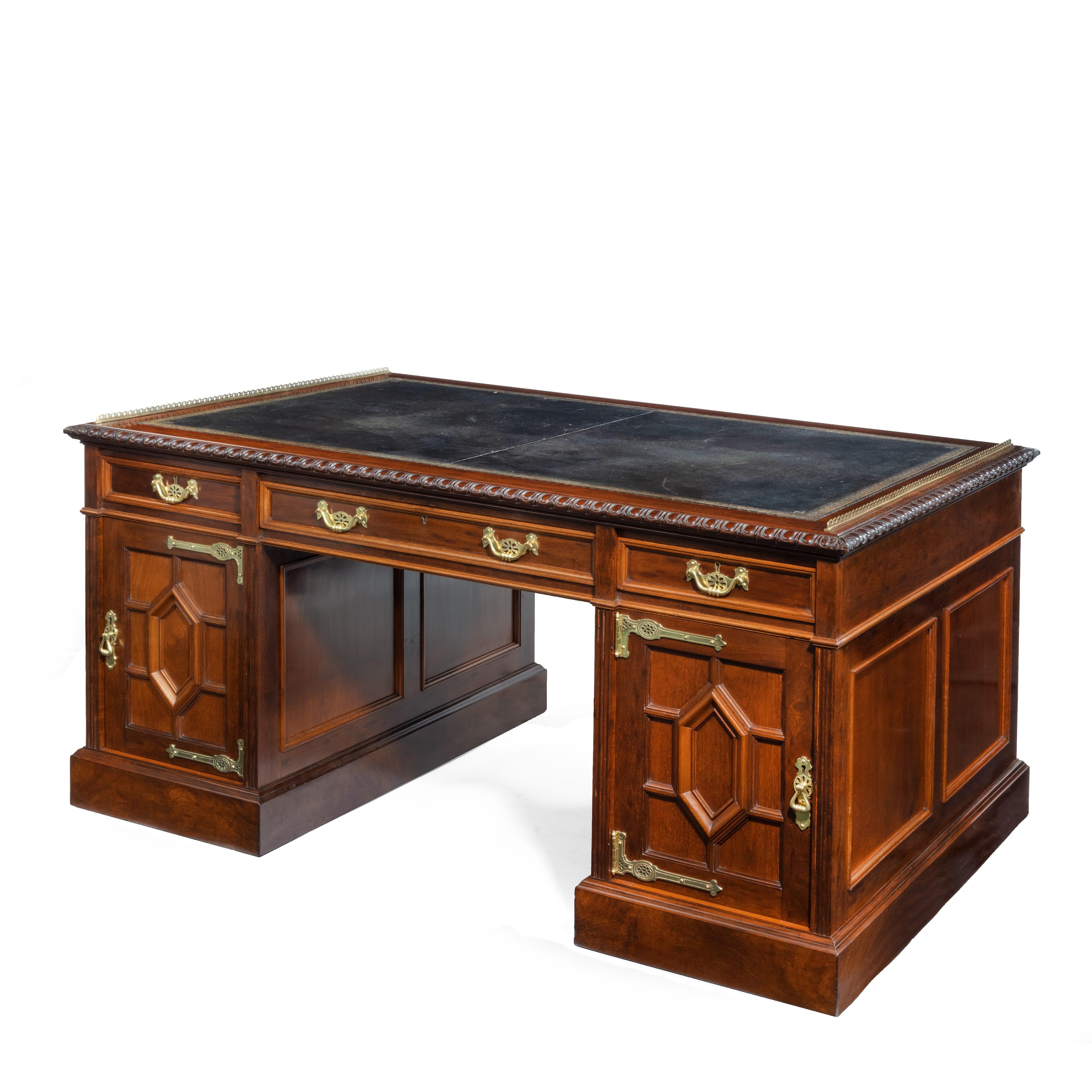 Fine Quality Late Victorian Mahogany Pedestal Desk In Good Condition In Lymington, Hampshire