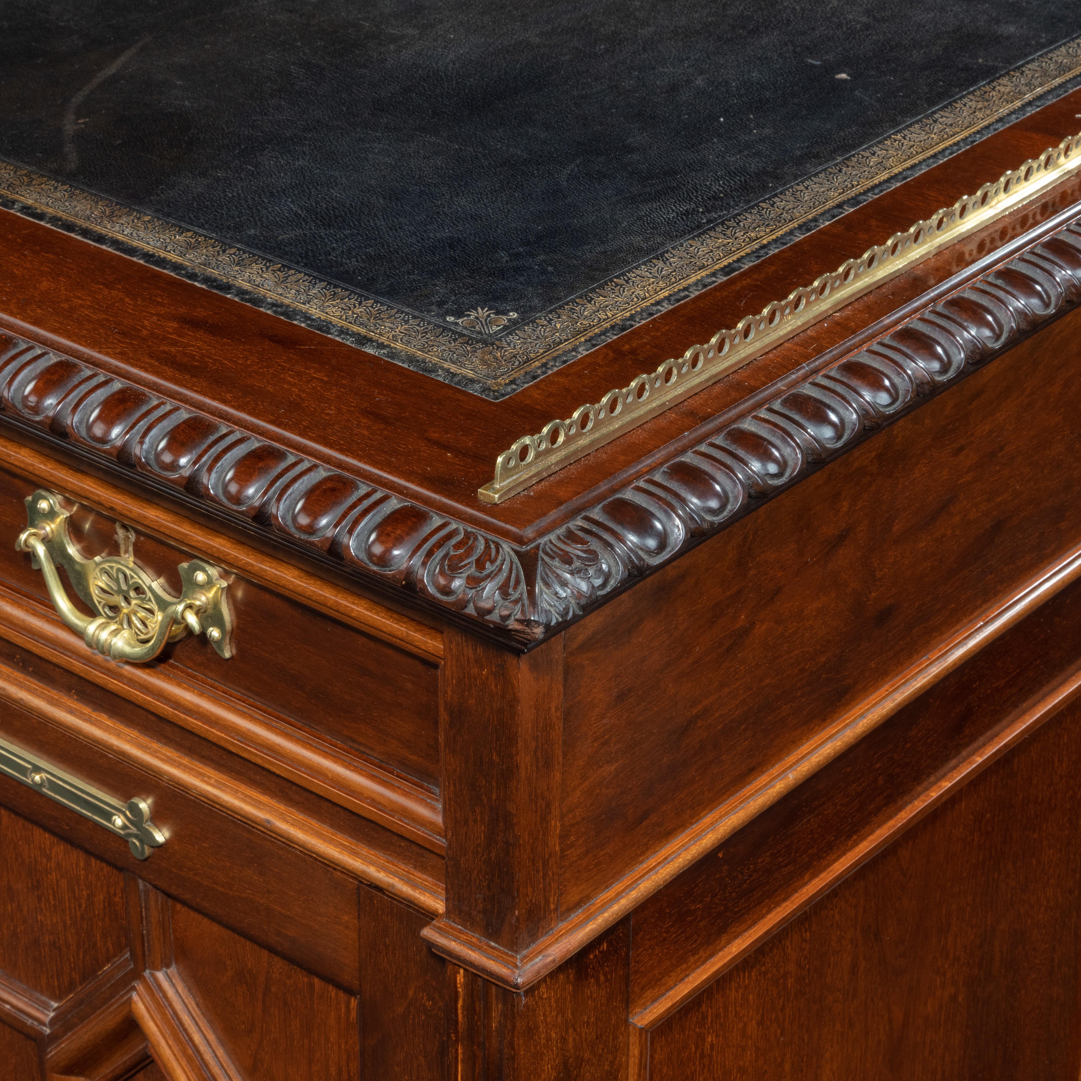 Fine Quality Late Victorian Mahogany Pedestal Desk 1