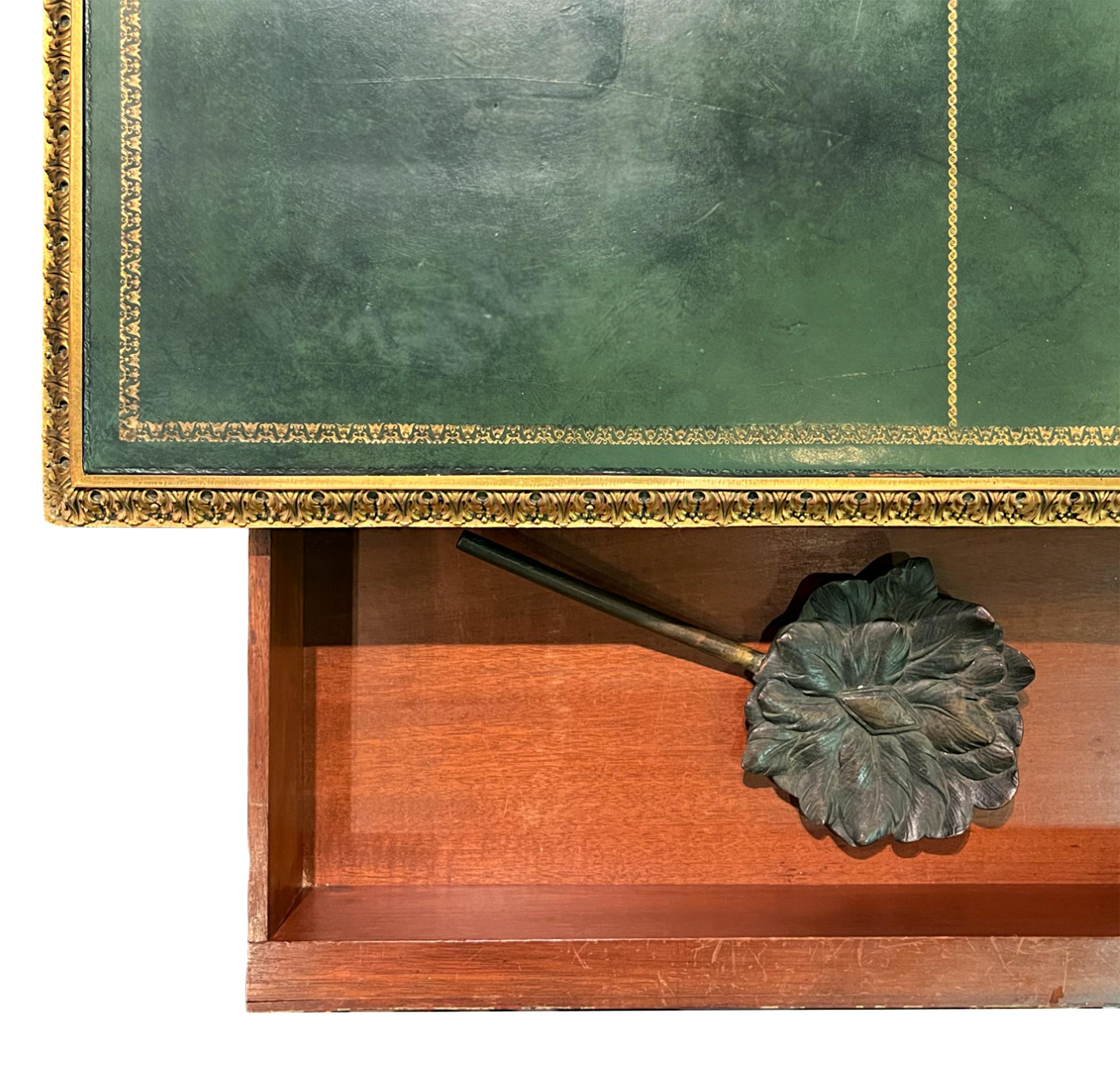 Moulage Assiette de bureau de qualité supérieure de style Louis XVI en acajou monté en bronze doré par Alexandre  en vente