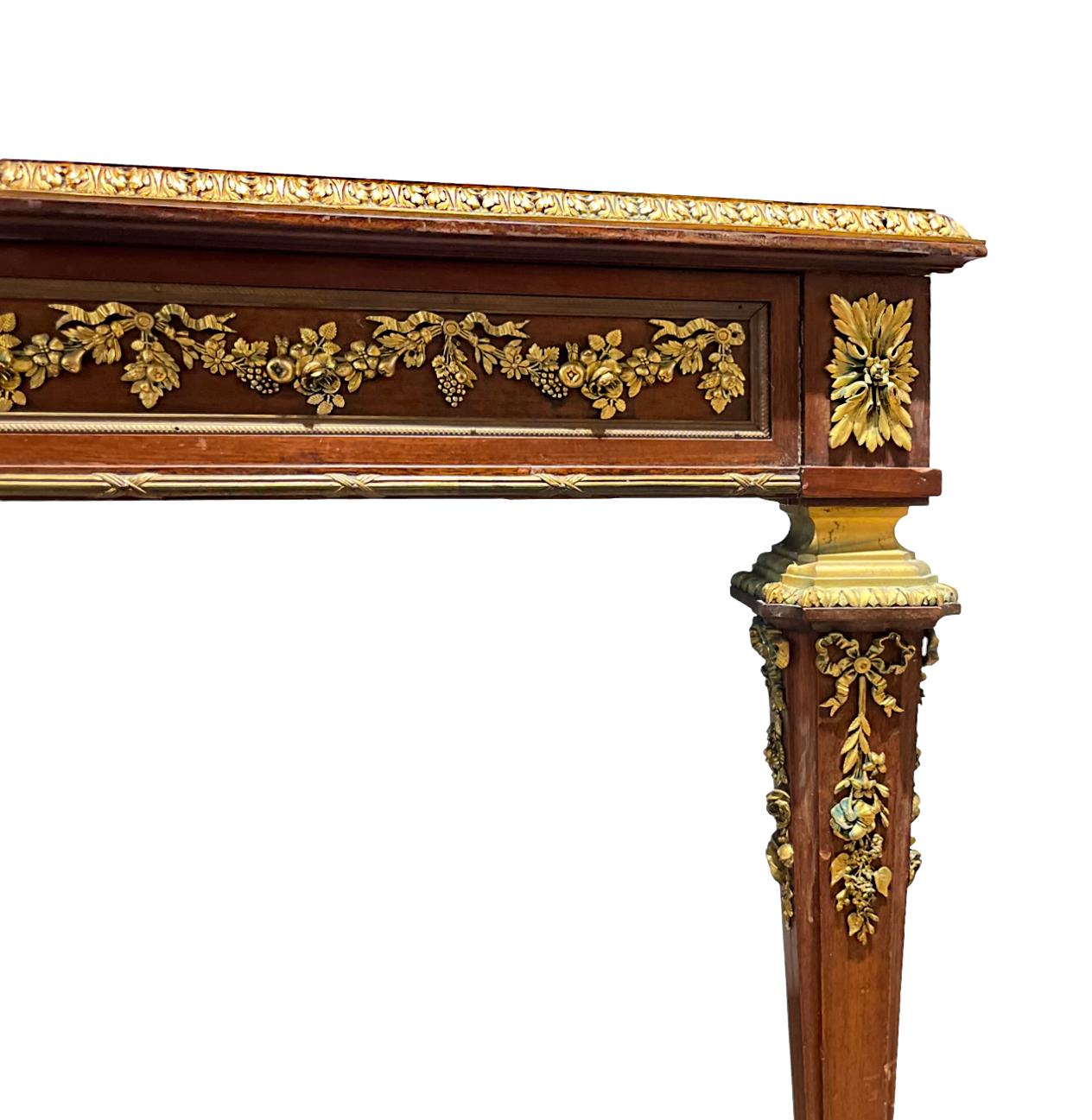 Bureau-Teller aus Mahagoni in feiner Qualität im Louis-XVI.-Stil mit Goldbronze-Montierung von Alexandre  (19. Jahrhundert) im Angebot