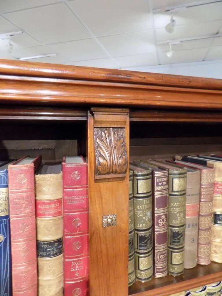 A fine quality mahogany Victorian period open bookcase by Maple & Co. Having a rectangular solid top in figured mahogany with a thumb moulded edge, above eight shelves, six of which are adjustable. With mahogany pilaster divisions each having finely