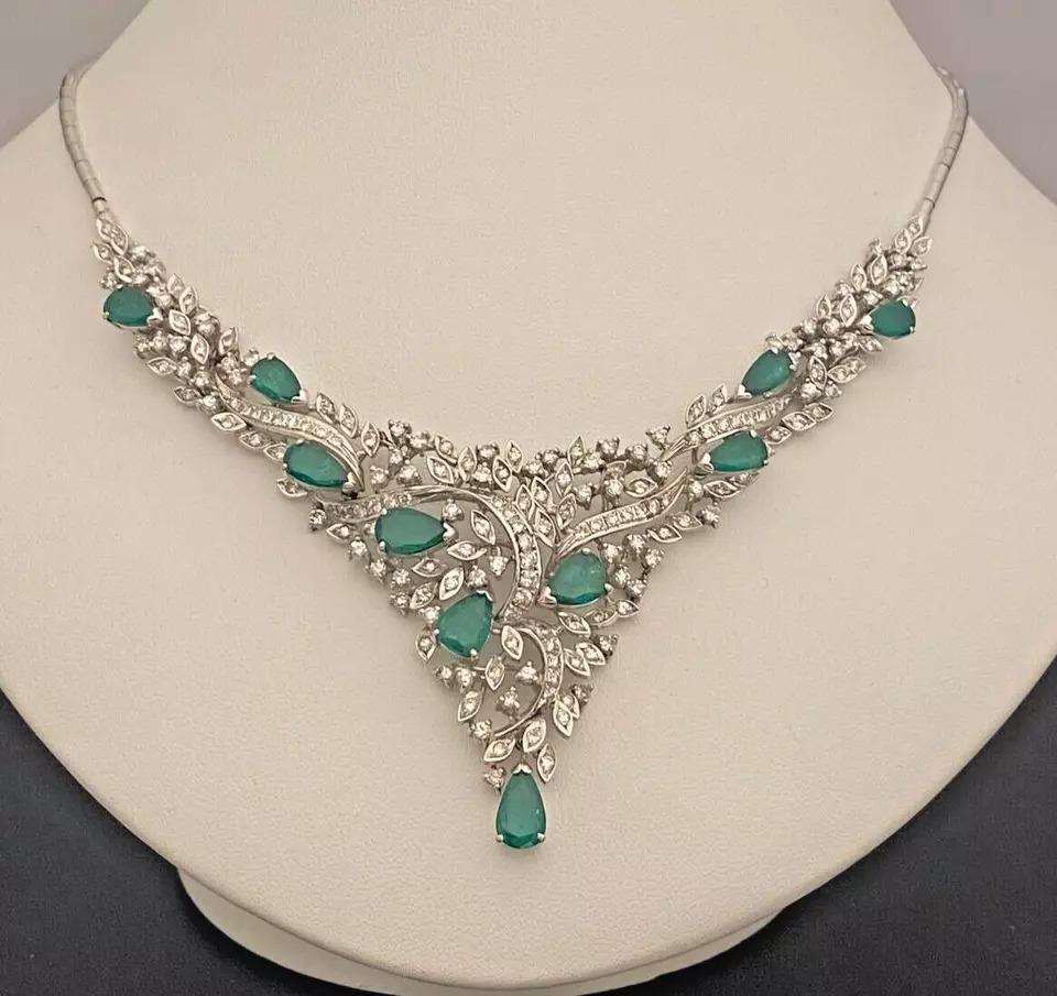 A Fine quality Mid Century 14ct 585 White Gold set Emerald and Diamond Necklace In Good Condition For Sale In Kenley surrey, GB