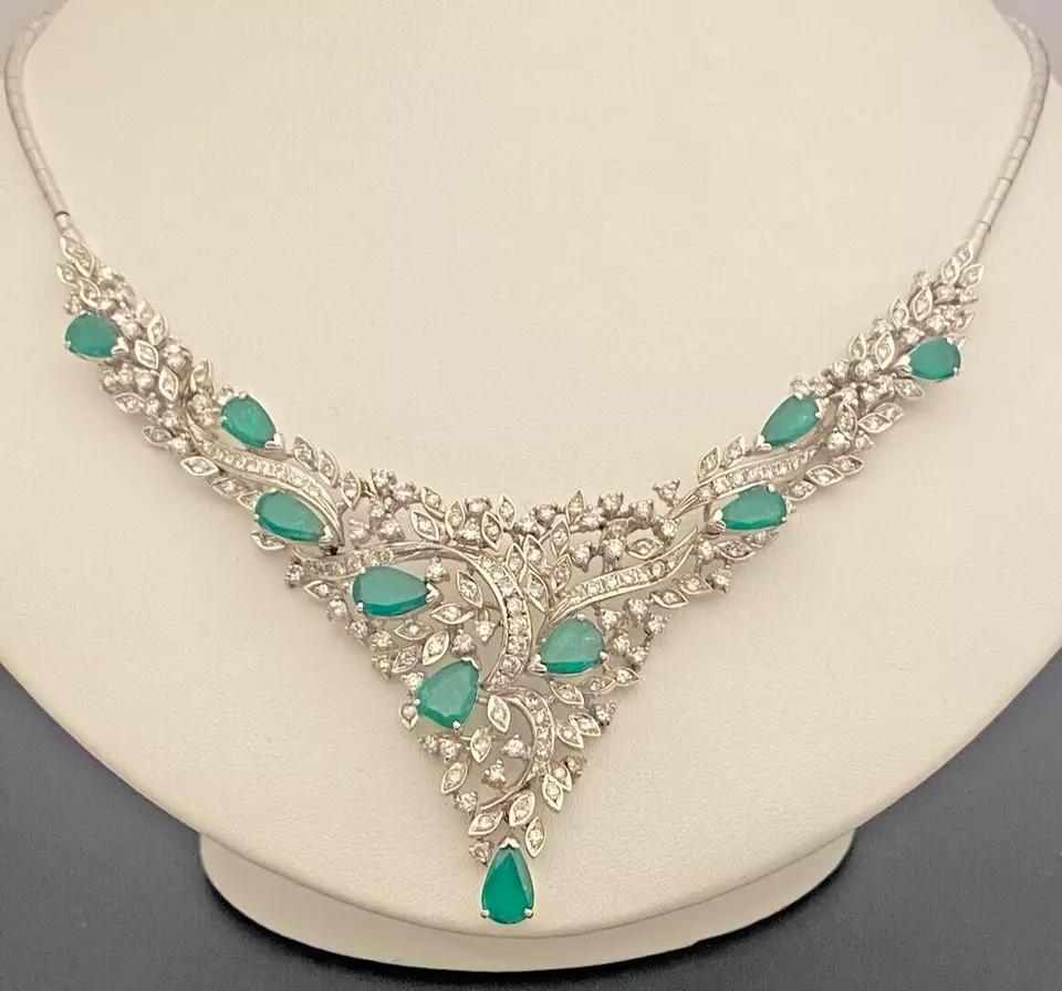 A Fine quality Mid Century 14ct 585 White Gold set Emerald and Diamond Necklace For Sale 2