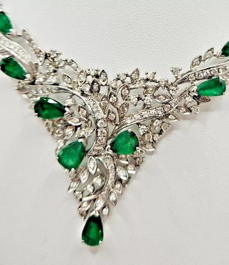 A Fine quality Mid Century 14ct 585 White Gold set Emerald and Diamond Necklace For Sale 3