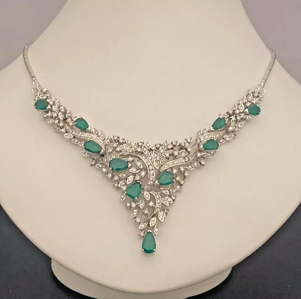 A Fine quality Mid Century 14ct 585 White Gold set Emerald and Diamond Necklace For Sale 4