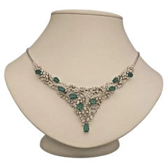 Collier de qualité du milieu du siècle, en or blanc 14 carats 585 serti d'émeraudes et de diamants
