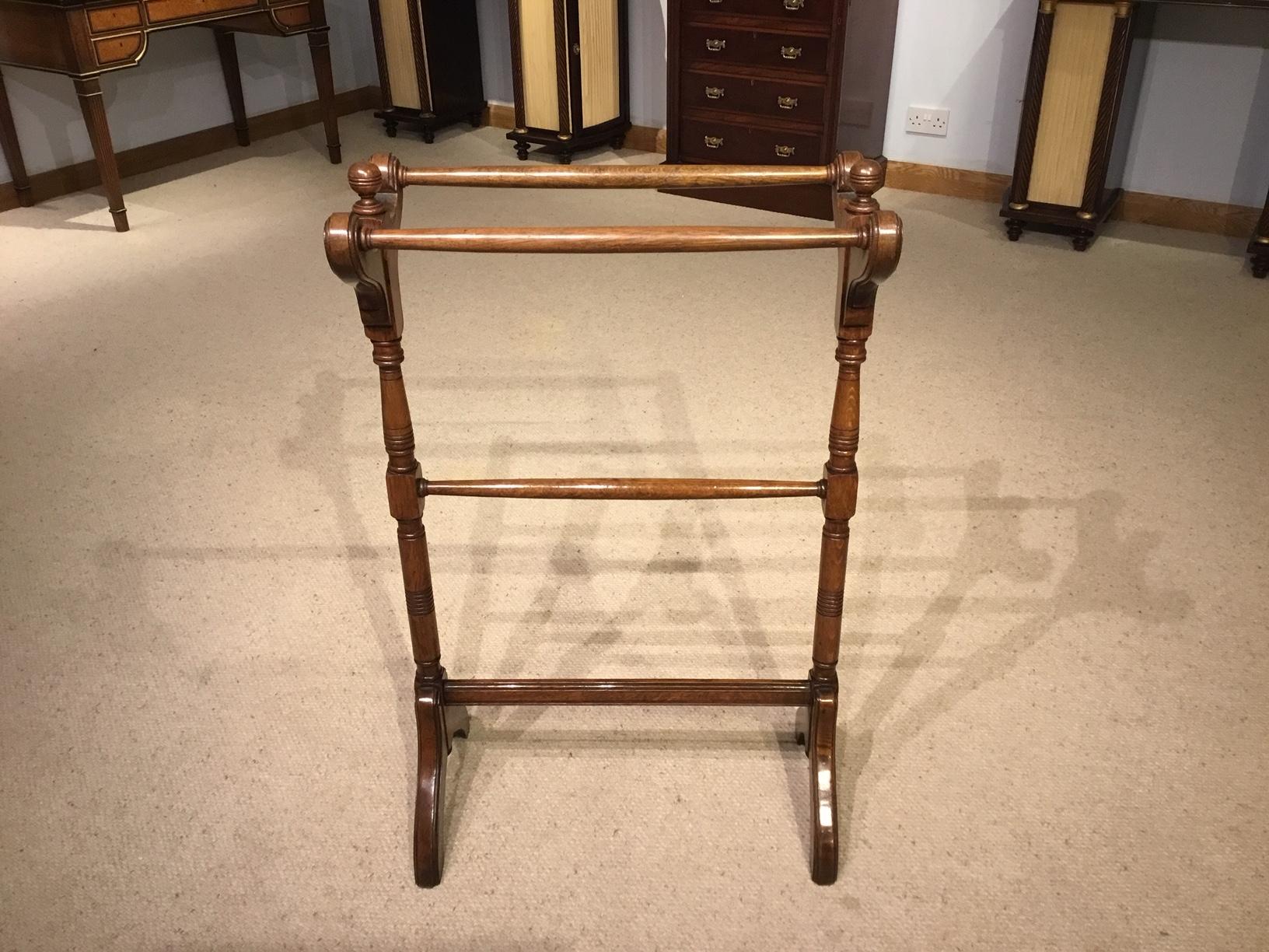 A fine quality oak late Victorian period antique towel rail. Each end with shaped supports with turned towel rails and standing on shaped feet, English, circa 1880-1900.

Dimensions: 22