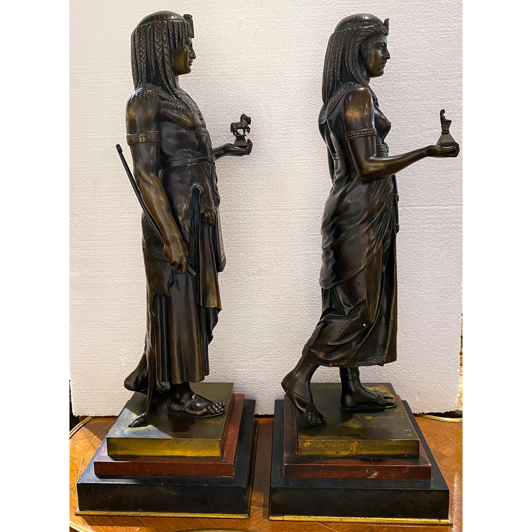 Sculpture figurative en bronze patiné de belle qualité représentant le roi Menthuophi et la reine Nitocris. Signé sur la base, 