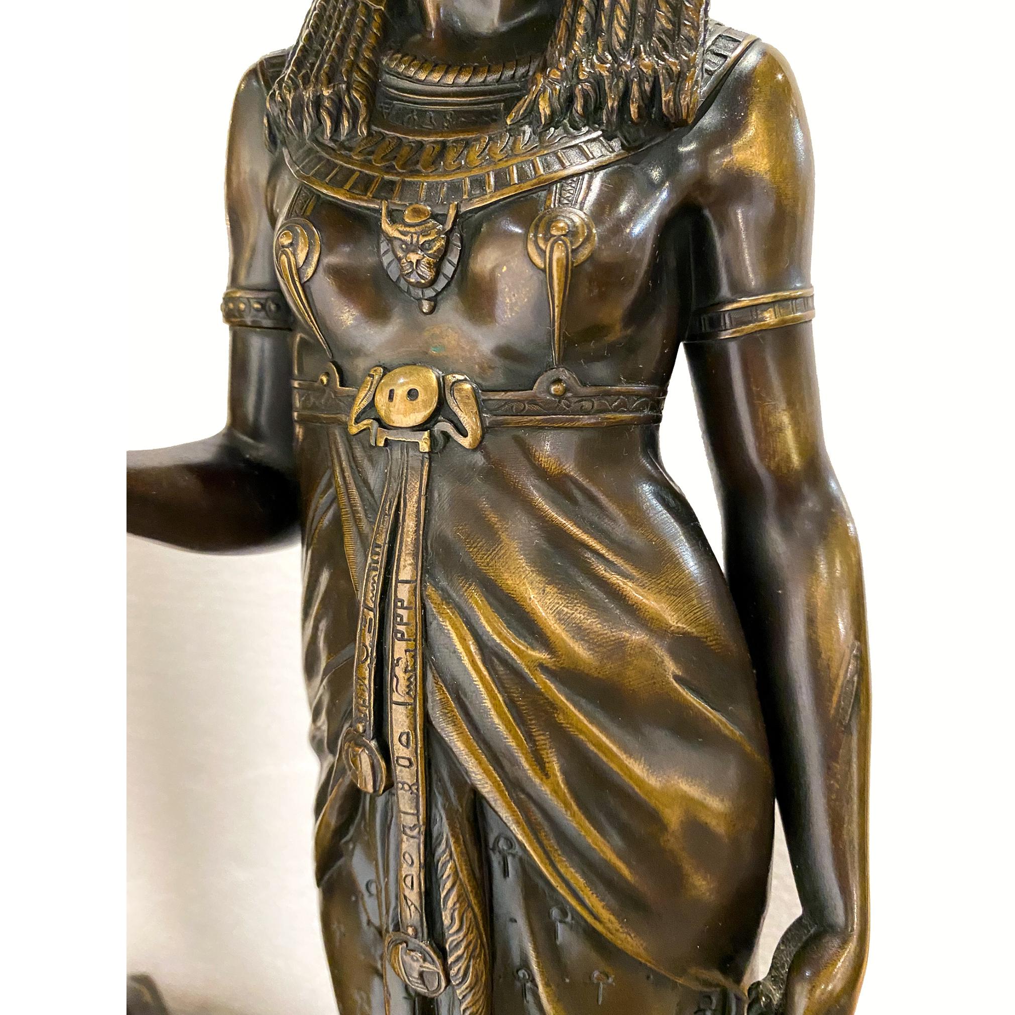 Paire de sculptures figuratives en bronze de qualité supérieure par E. Picault en vente 3