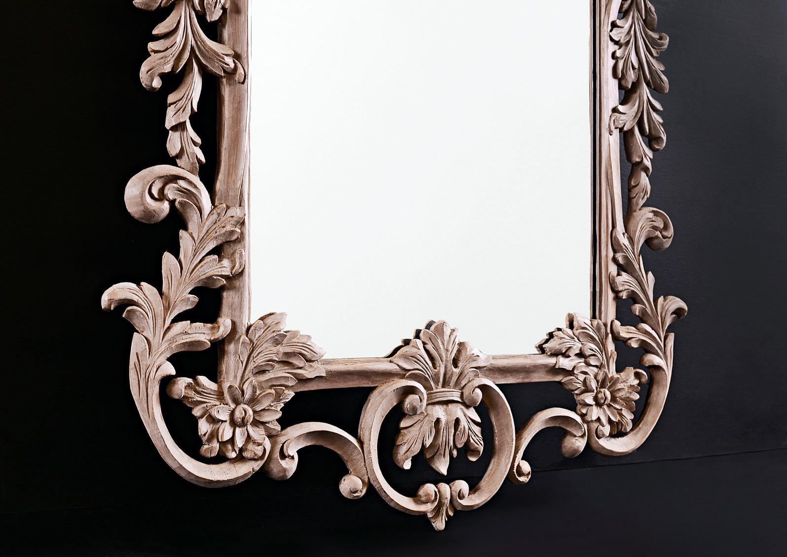 A fine quality pair of hand carved mirrors. The frames with foliage and scrollwork throughout. Plain glass behind. English, 20th century. 

Height:	1040 mm      	41