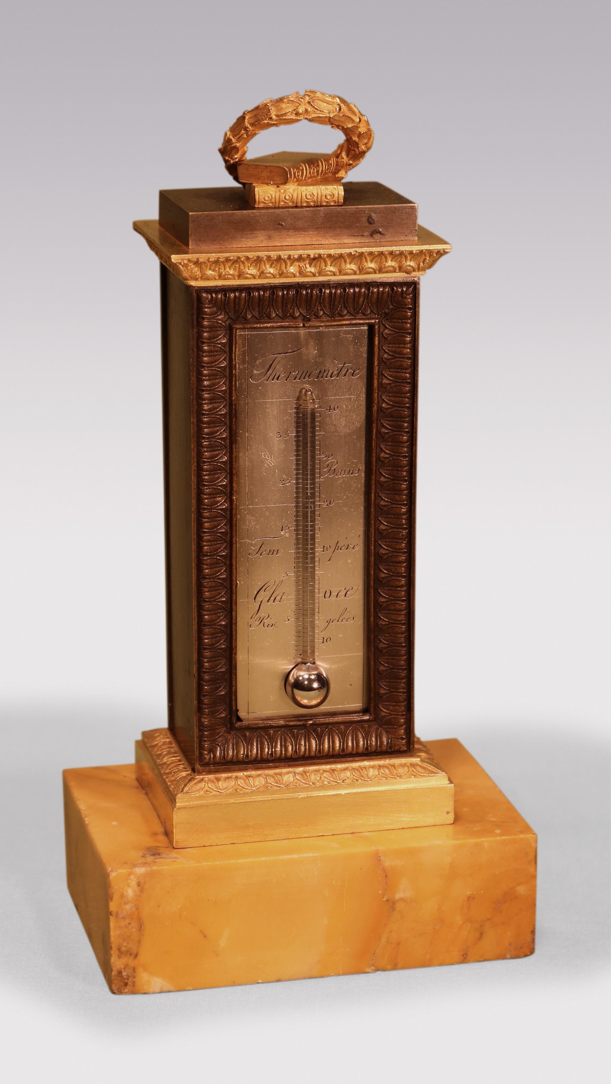 Ein ungewöhnliches Paar von frühen 19. Jahrhundert Bronze & ormolu Desk Thermometer und Semainier von Kränzen und Bücher überragt, in gut gegossenen Blatt geschnitzt Grenzen enthalten, die auf Siena Marmor Sockel Basen.