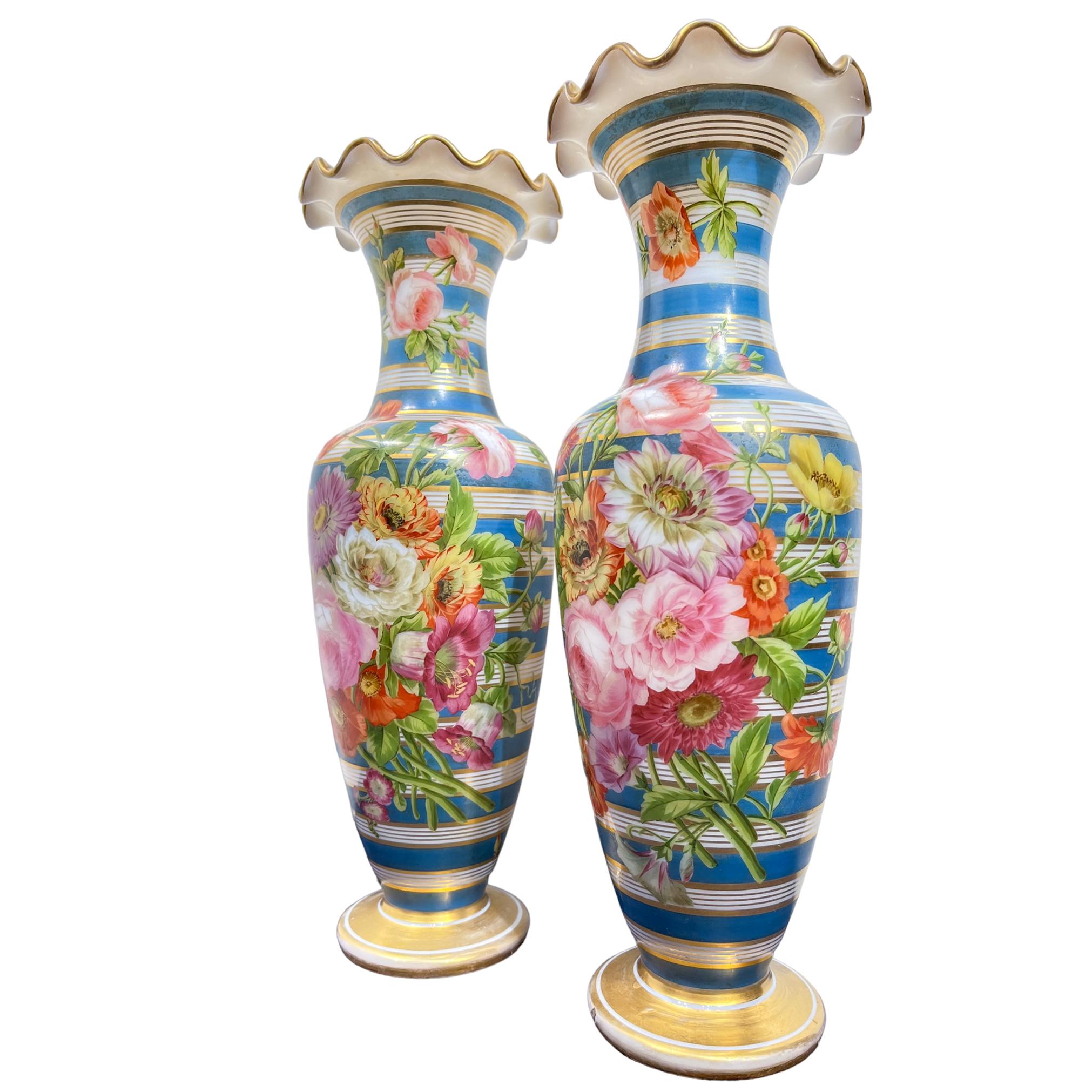 Français Paire de vases français de qualité supérieure, peints en opaline à rayures céruléennes de Baccarat