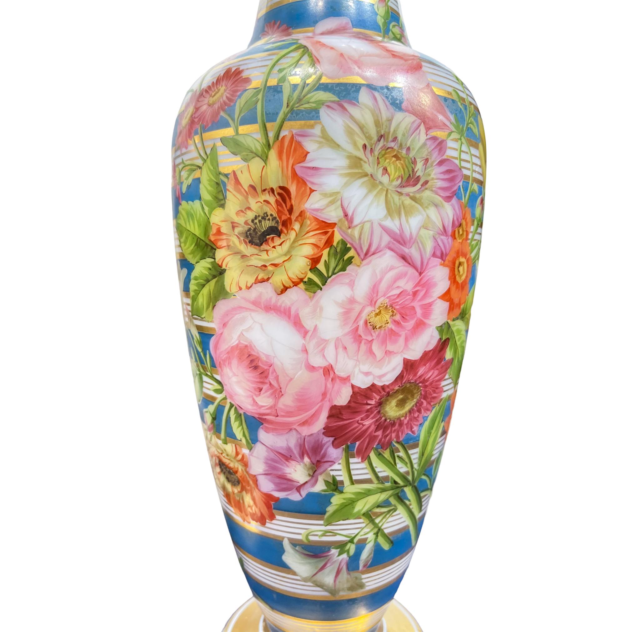 Paire de vases français de qualité supérieure, peints en opaline à rayures céruléennes de Baccarat Bon état à New York, NY