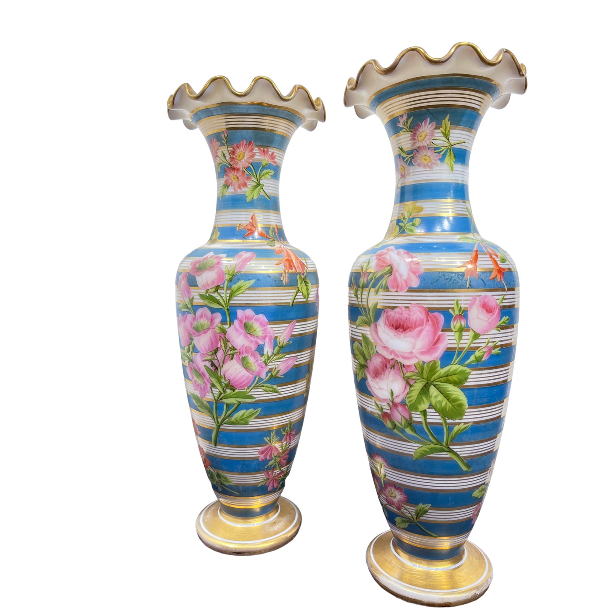 XIXe siècle Paire de vases français de qualité supérieure, peints en opaline à rayures céruléennes de Baccarat