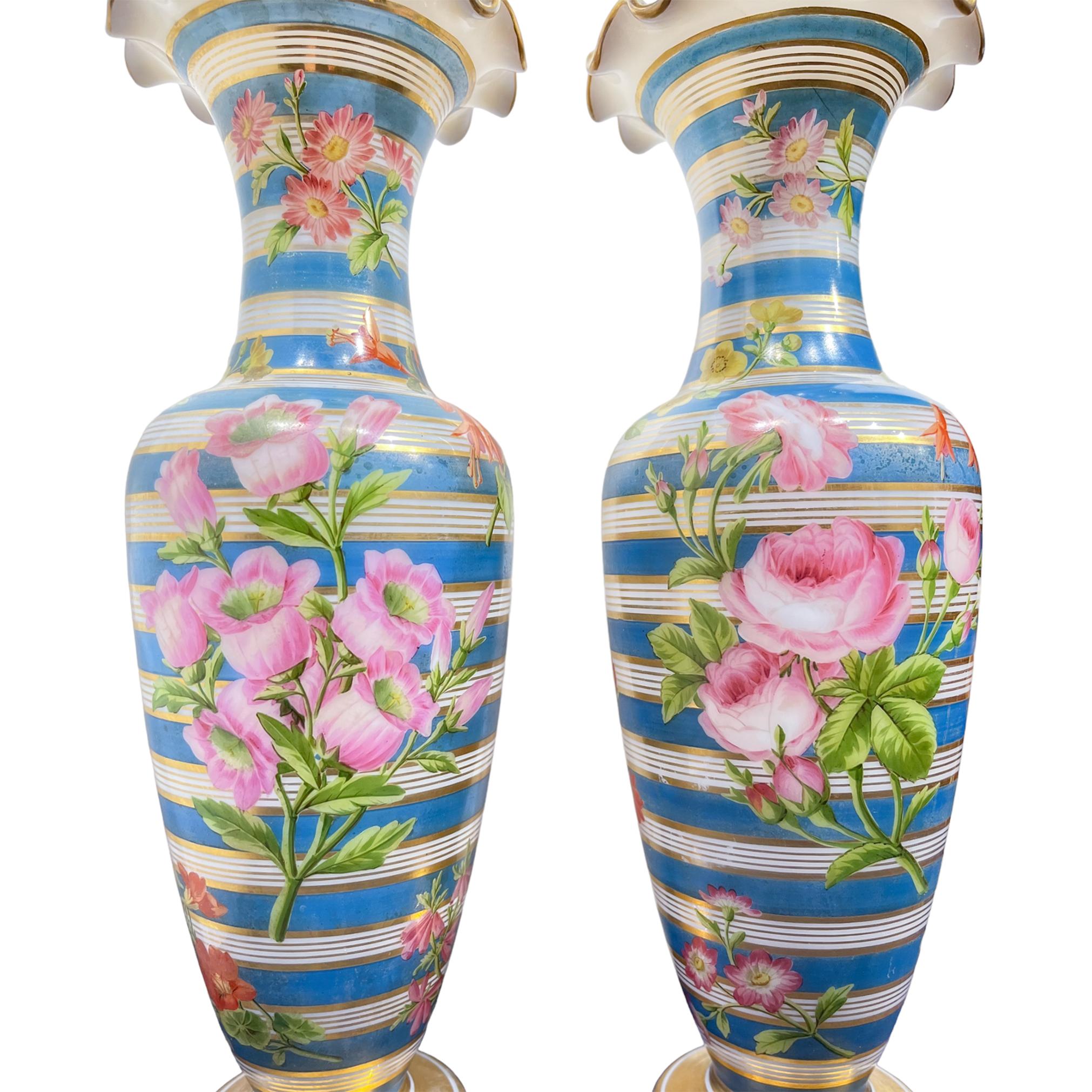 Porcelaine Paire de vases français de qualité supérieure, peints en opaline à rayures céruléennes de Baccarat