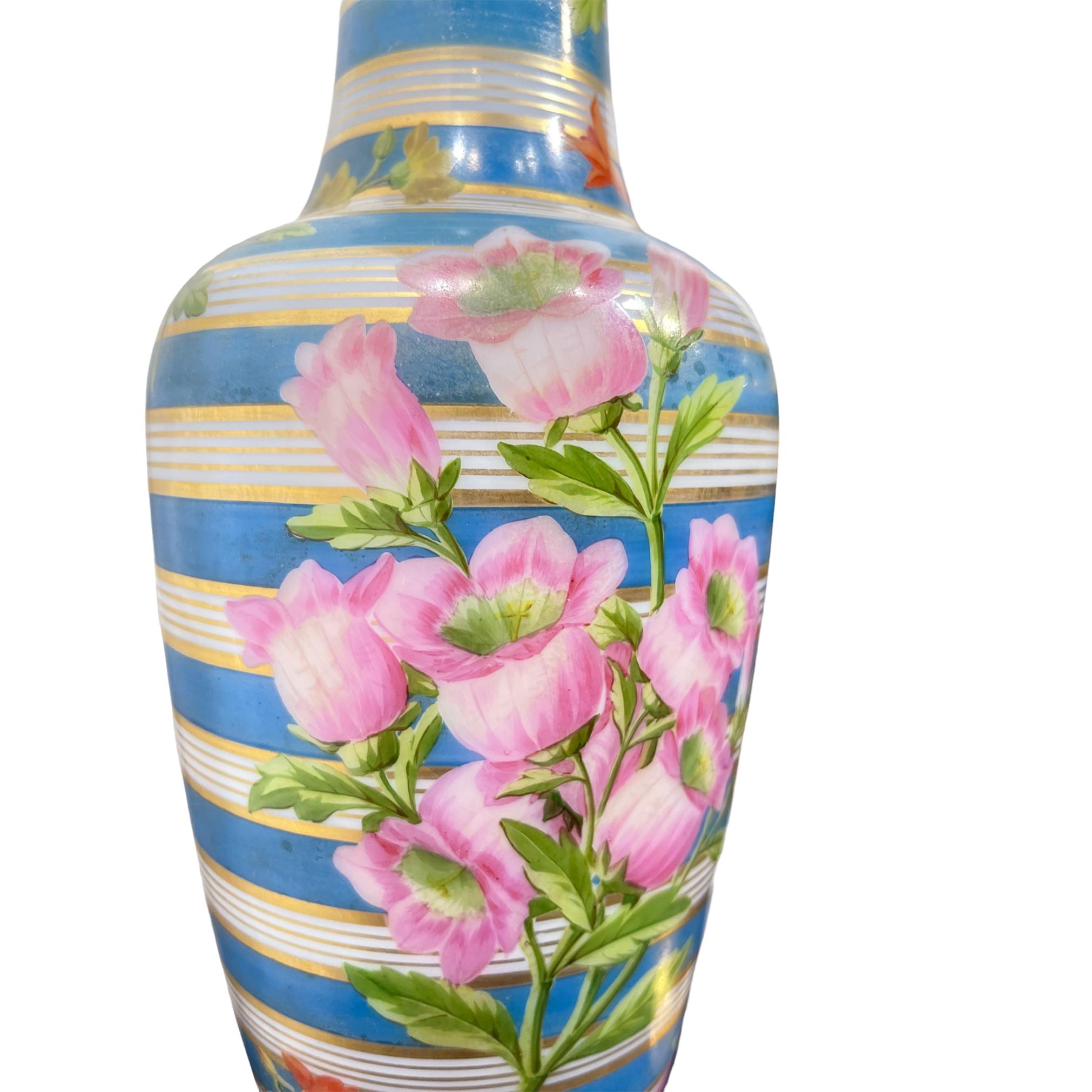 Paire de vases français de qualité supérieure, peints en opaline à rayures céruléennes de Baccarat 1