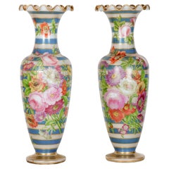 Paire de vases français de qualité supérieure, peints en opaline à rayures céruléennes de Baccarat