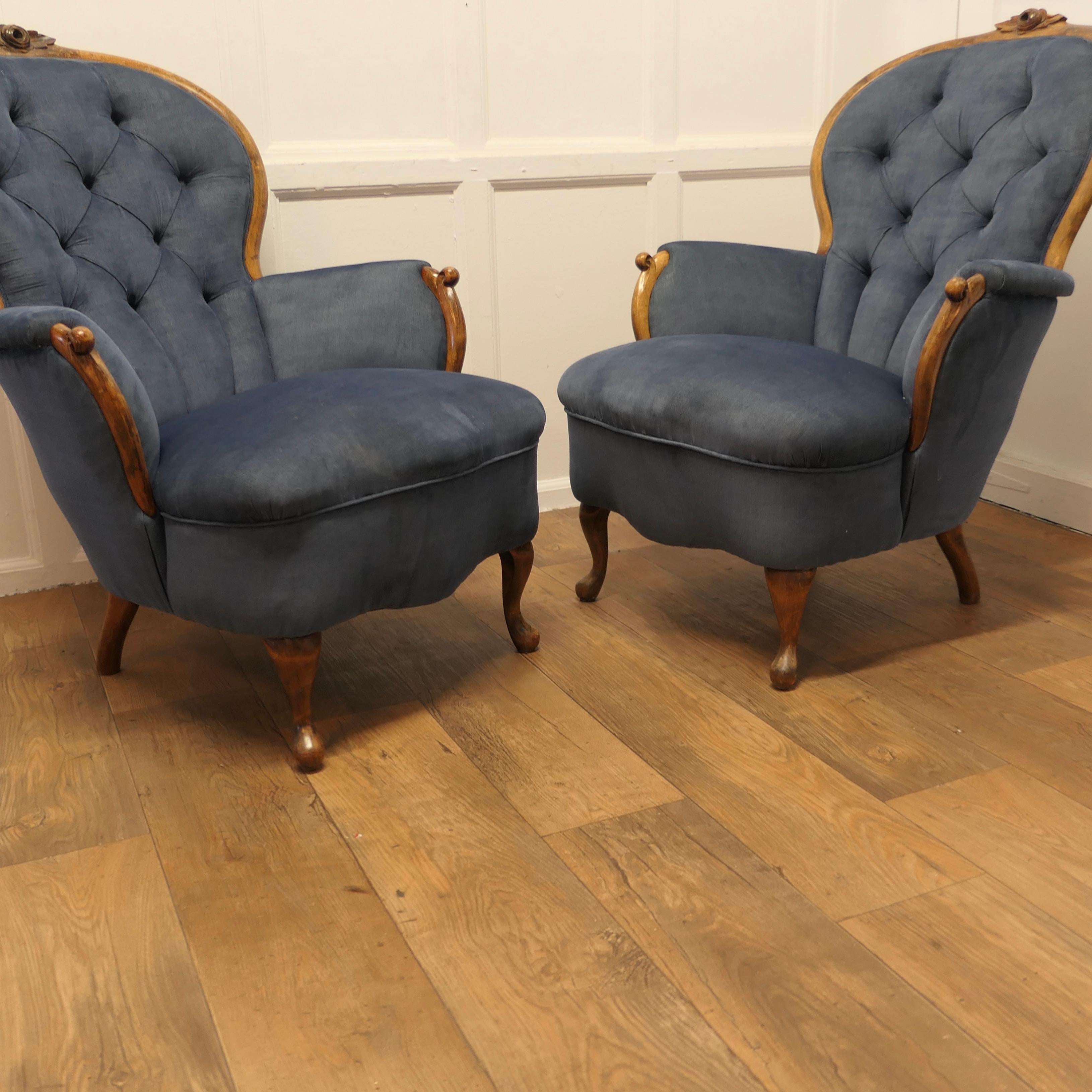 A Fine Quality Pair of French Walnut Button Back Salon Chairs For Sale 3