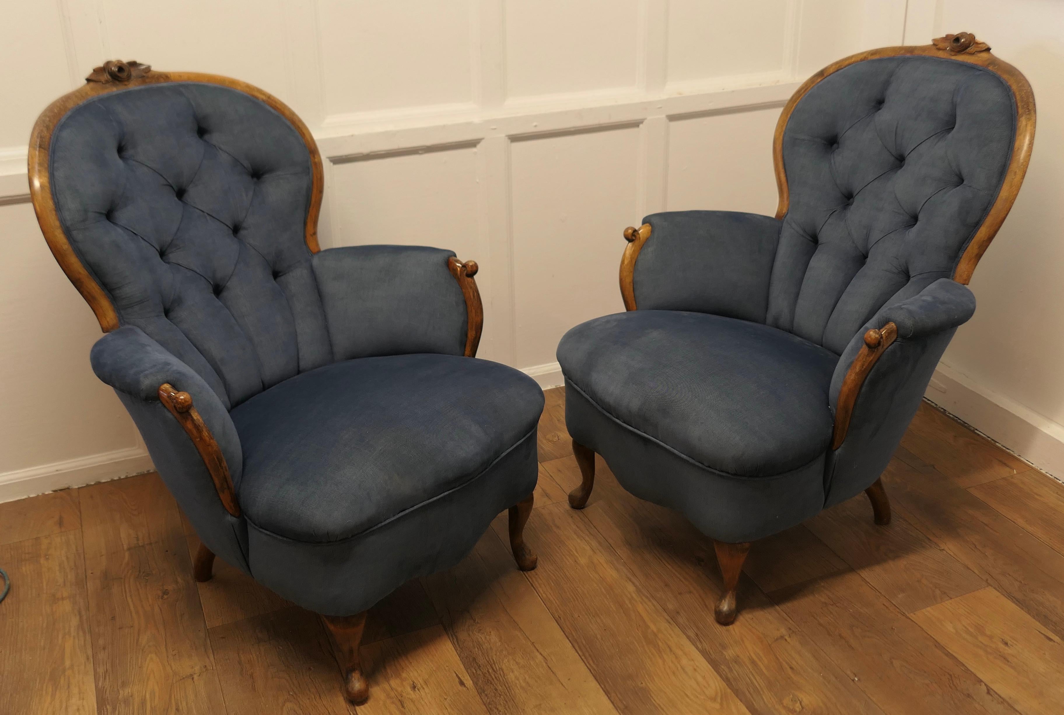 A Fine Quality Pair of French Walnut Button Back Salon Chairs For Sale 4