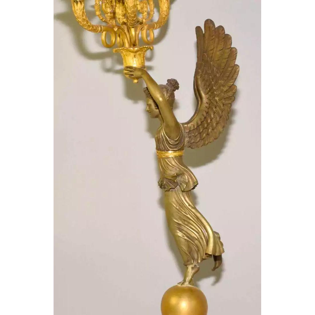 Paar vergoldete Empire-Kandelaber mit fünf Lichtern aus Bronze von hoher Qualität im Zustand „Gut“ im Angebot in New York, NY