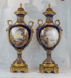 Hochwertiges Paar großer Porzellanvasen im Sèvres-Stil mit vergoldeter Bronze