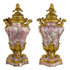 Paire de lampes de style Louis XV en bronze doré et marbre Fleur de Pêcher.