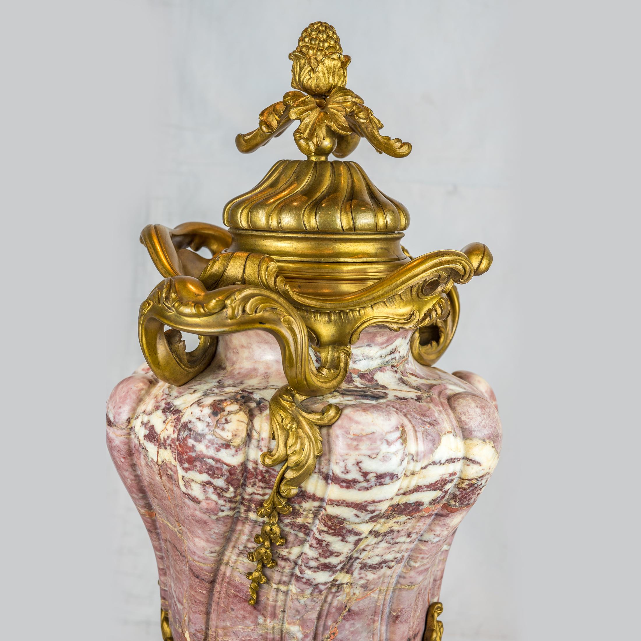 A Fine Quality Pair of Louis XV-style Ormolu-Mounted and Fleur de Pêcher Marble  In Good Condition For Sale In New York, NY