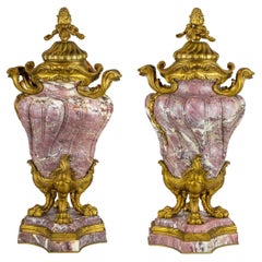 Paire de lampes de style Louis XV en bronze doré et marbre Fleur de Pêcher. 