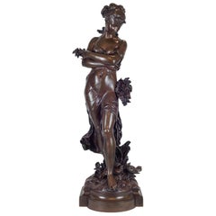 Statue en bronze patiné de qualité supérieure représentant une femme vêtue d'une robe par Hippolyte Moreau