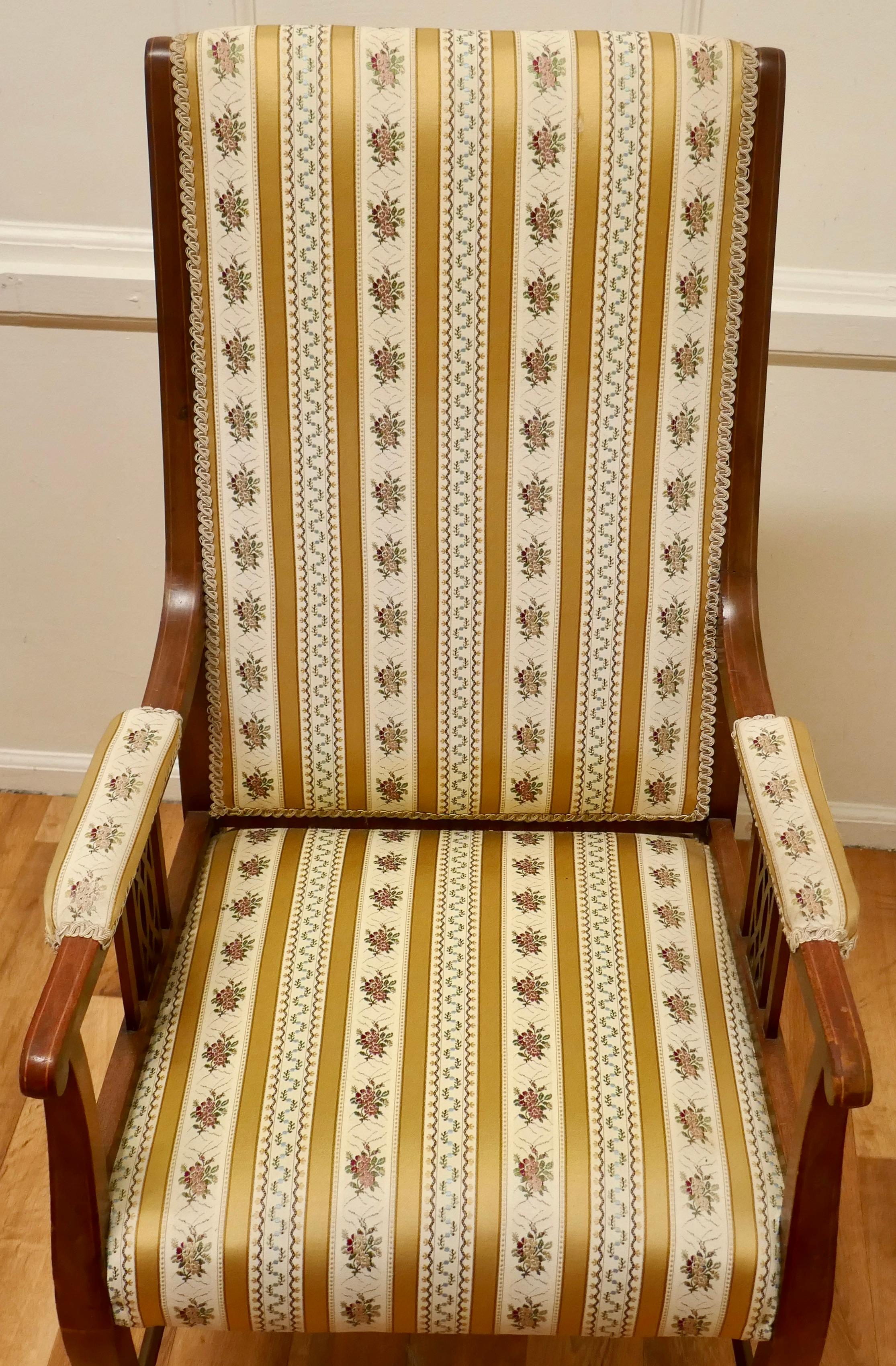 Hochgepolsterter Sessel mit hoher Rückenlehne im Regency-Stil von hoher Qualität (Walnuss) im Angebot