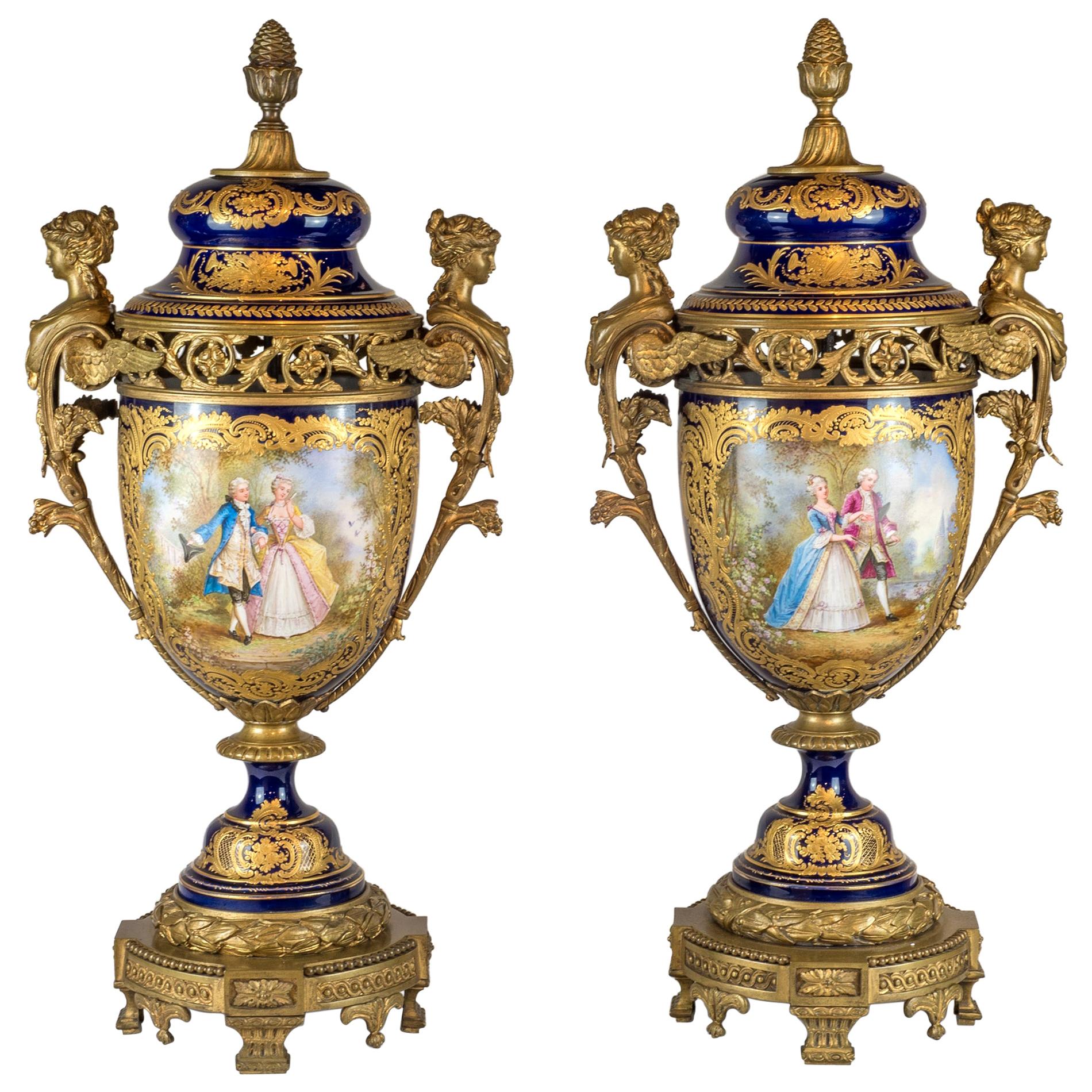 Vases et couvercle en porcelaine cobalt et montés en bronze de style Sèvres de haute qualité