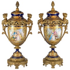 Vases et couvercle en porcelaine cobalt et montés en bronze de style Sèvres de haute qualité