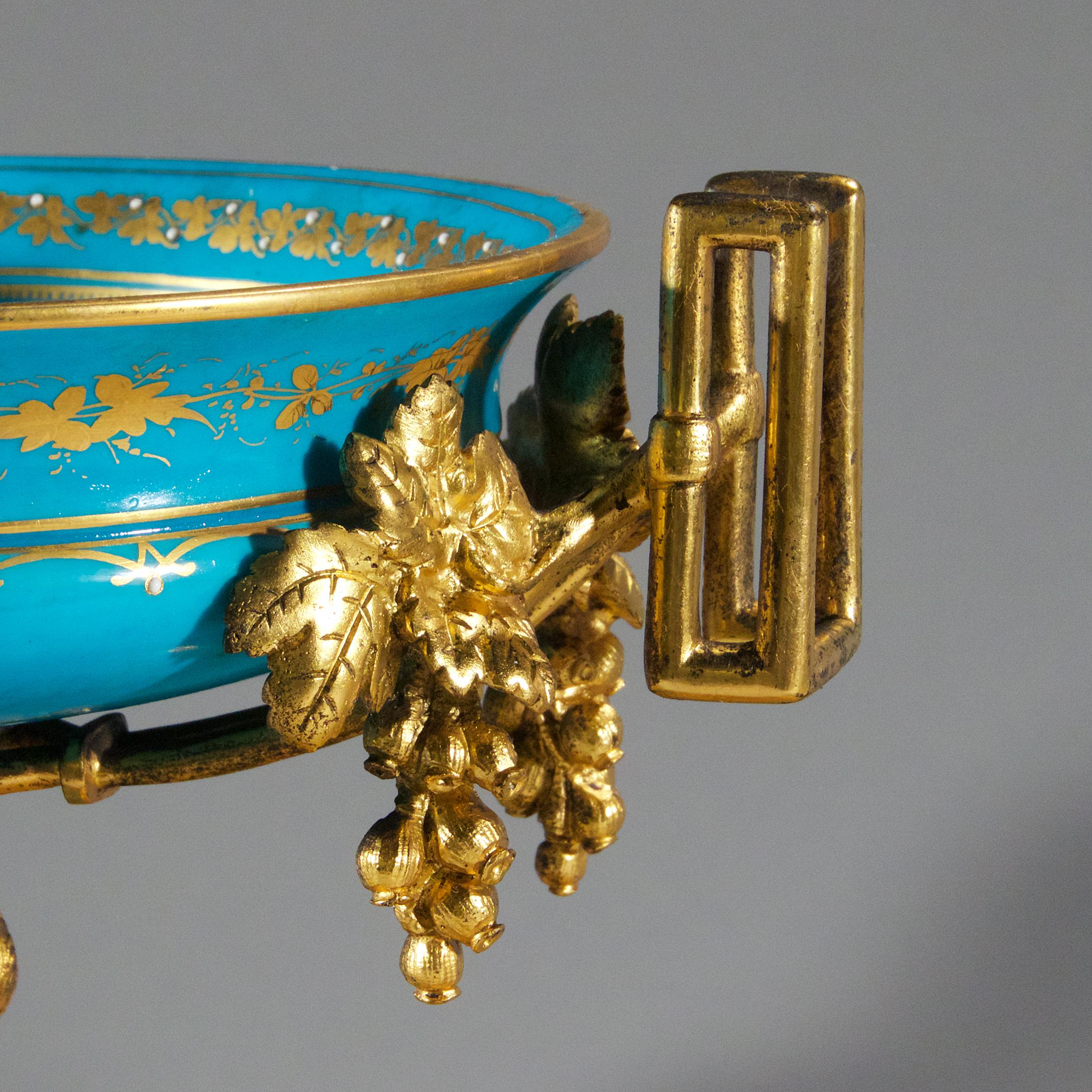 Kaminuhr aus vergoldeter Bronze und Porzellan in hoher Qualität im Stil von Louis XVI. im Svres-Stil (Französisch) im Angebot