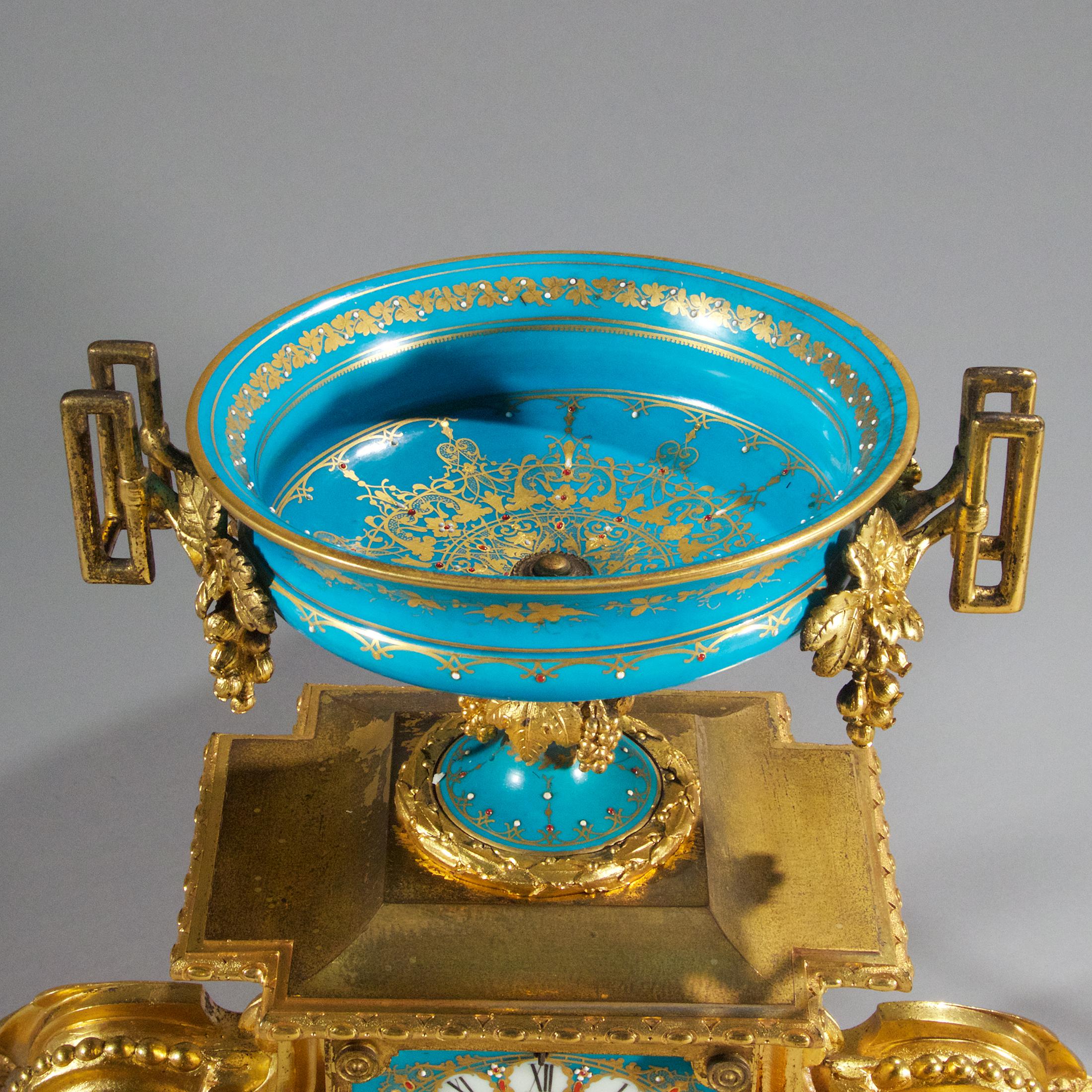 Kaminuhr aus vergoldeter Bronze und Porzellan in hoher Qualität im Stil von Louis XVI. im Svres-Stil im Zustand „Gut“ im Angebot in New York, NY