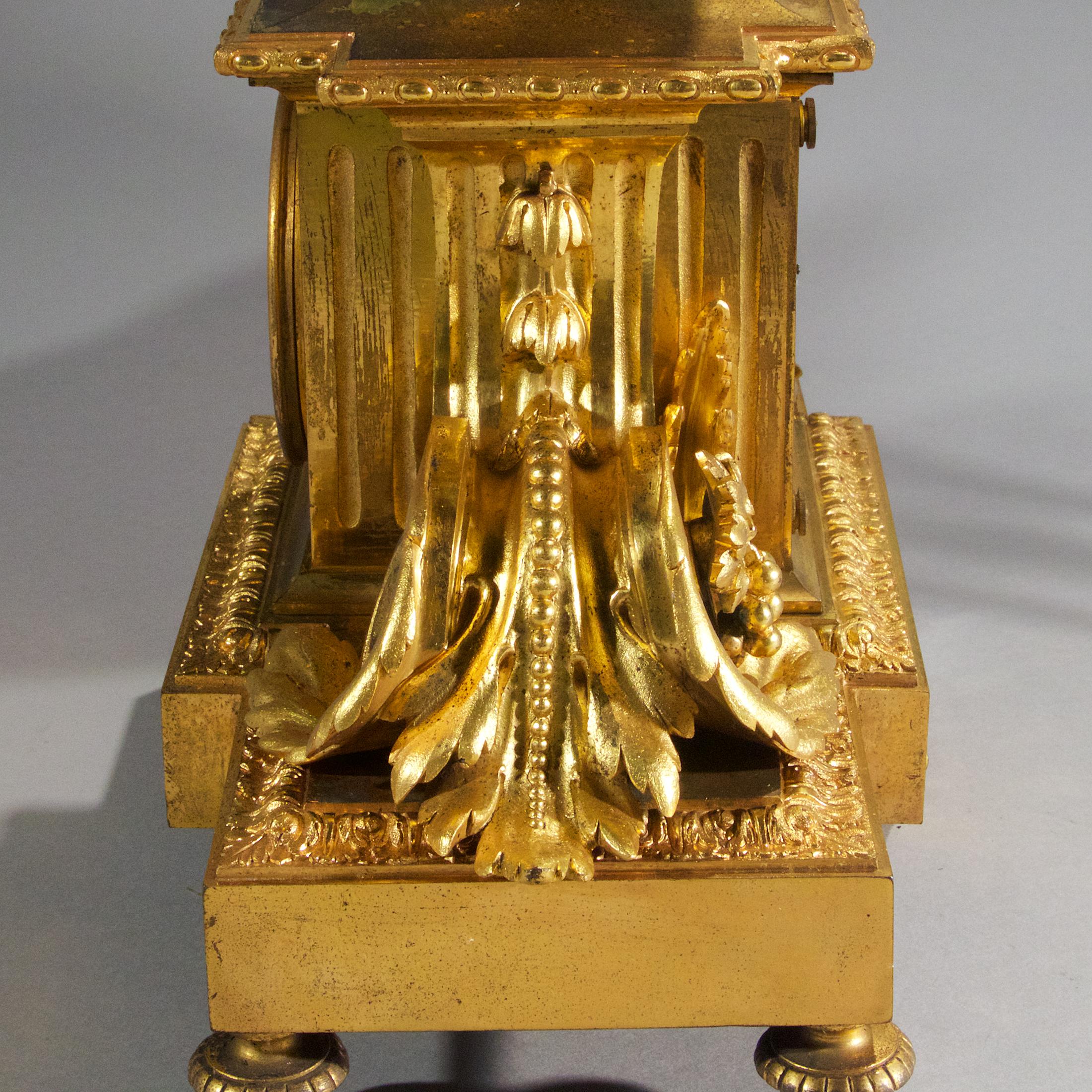 Kaminuhr aus vergoldeter Bronze und Porzellan in hoher Qualität im Stil von Louis XVI. im Svres-Stil (19. Jahrhundert) im Angebot
