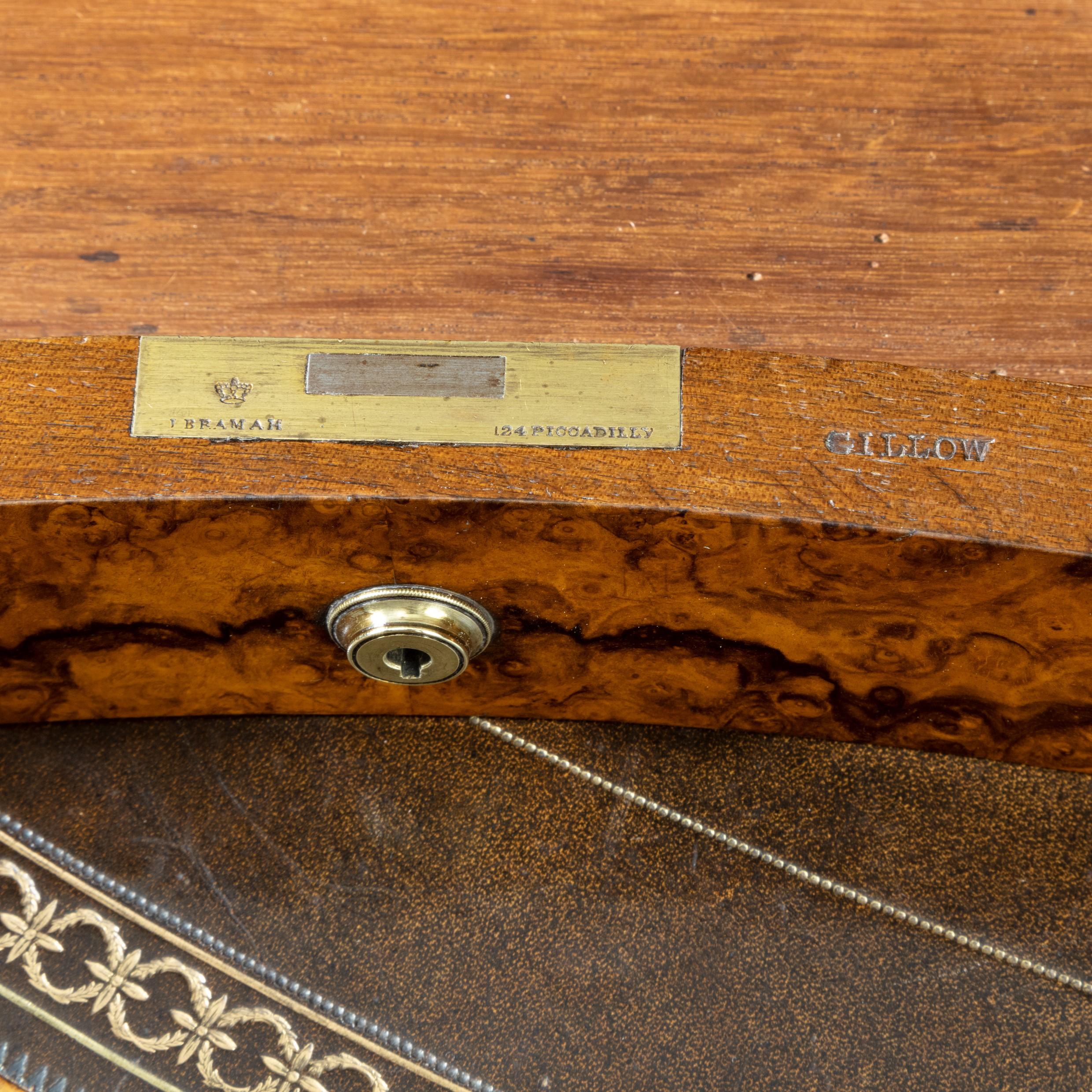 Viktorianischer knöchelförmiger Schreibtisch in hochwertiger Qualität aus reich gemasertem Nussbaumholz von Gillows im Angebot 4