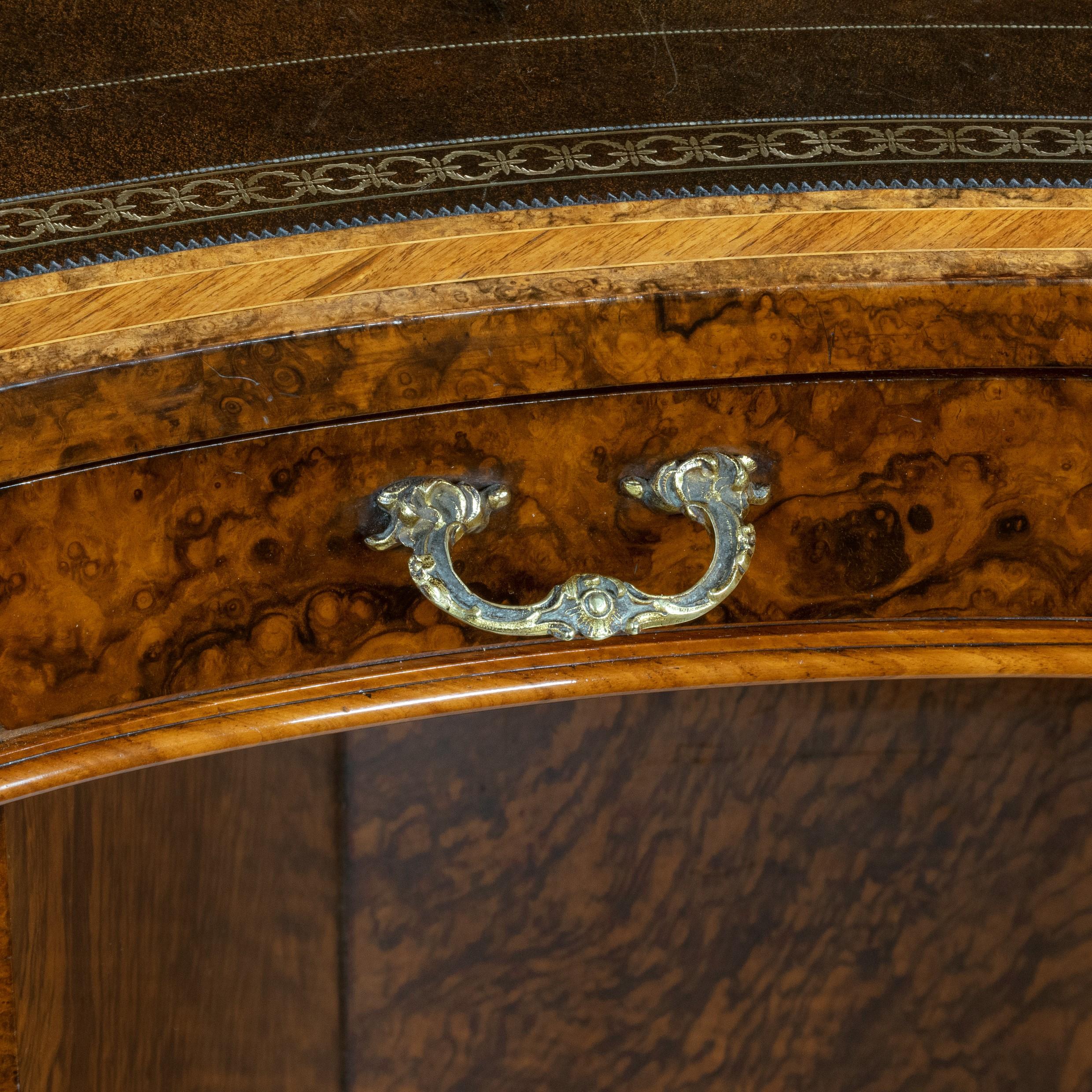 Viktorianischer knöchelförmiger Schreibtisch in hochwertiger Qualität aus reich gemasertem Nussbaumholz von Gillows (Englisch) im Angebot