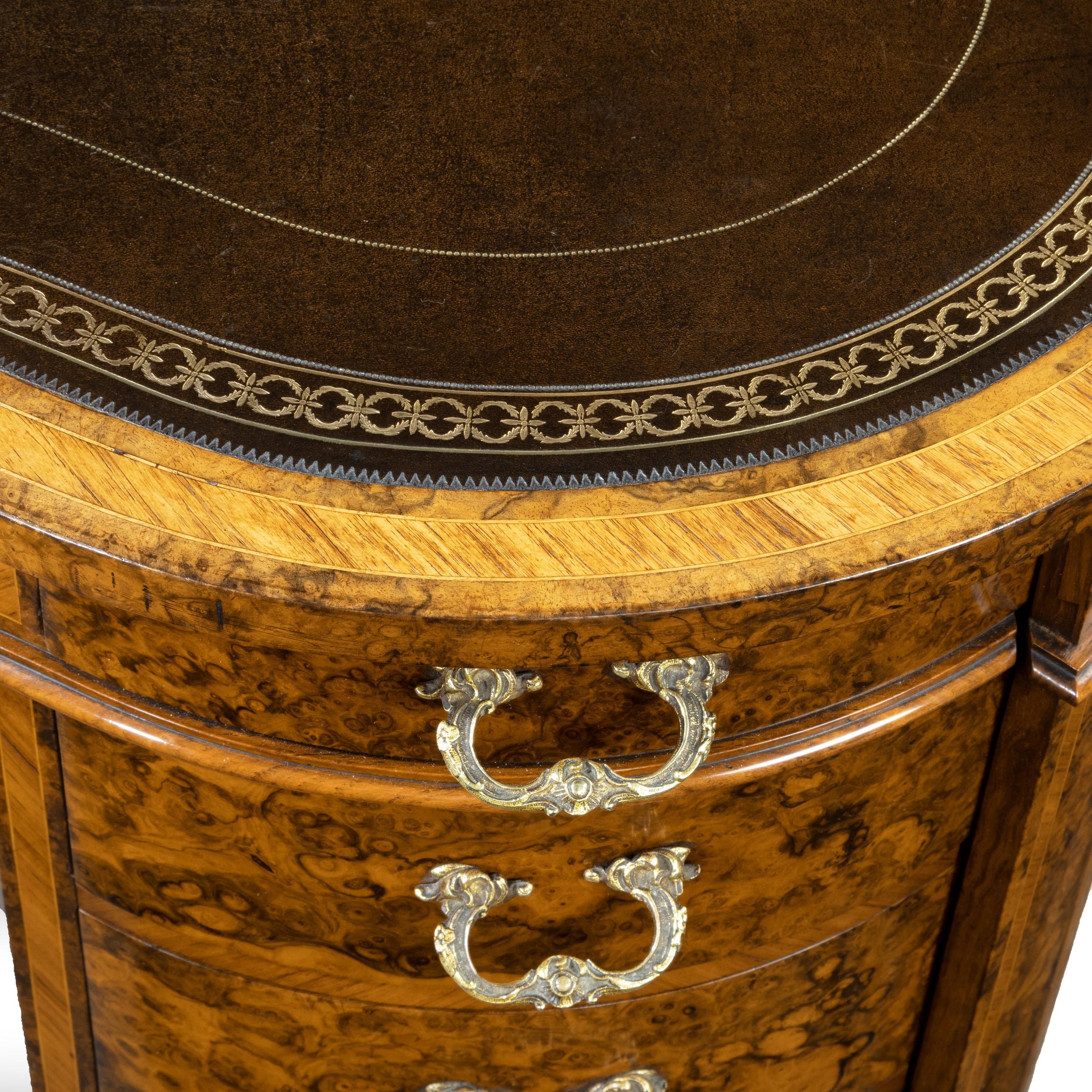 Viktorianischer knöchelförmiger Schreibtisch in hochwertiger Qualität aus reich gemasertem Nussbaumholz von Gillows im Zustand „Gut“ im Angebot in Lymington, Hampshire
