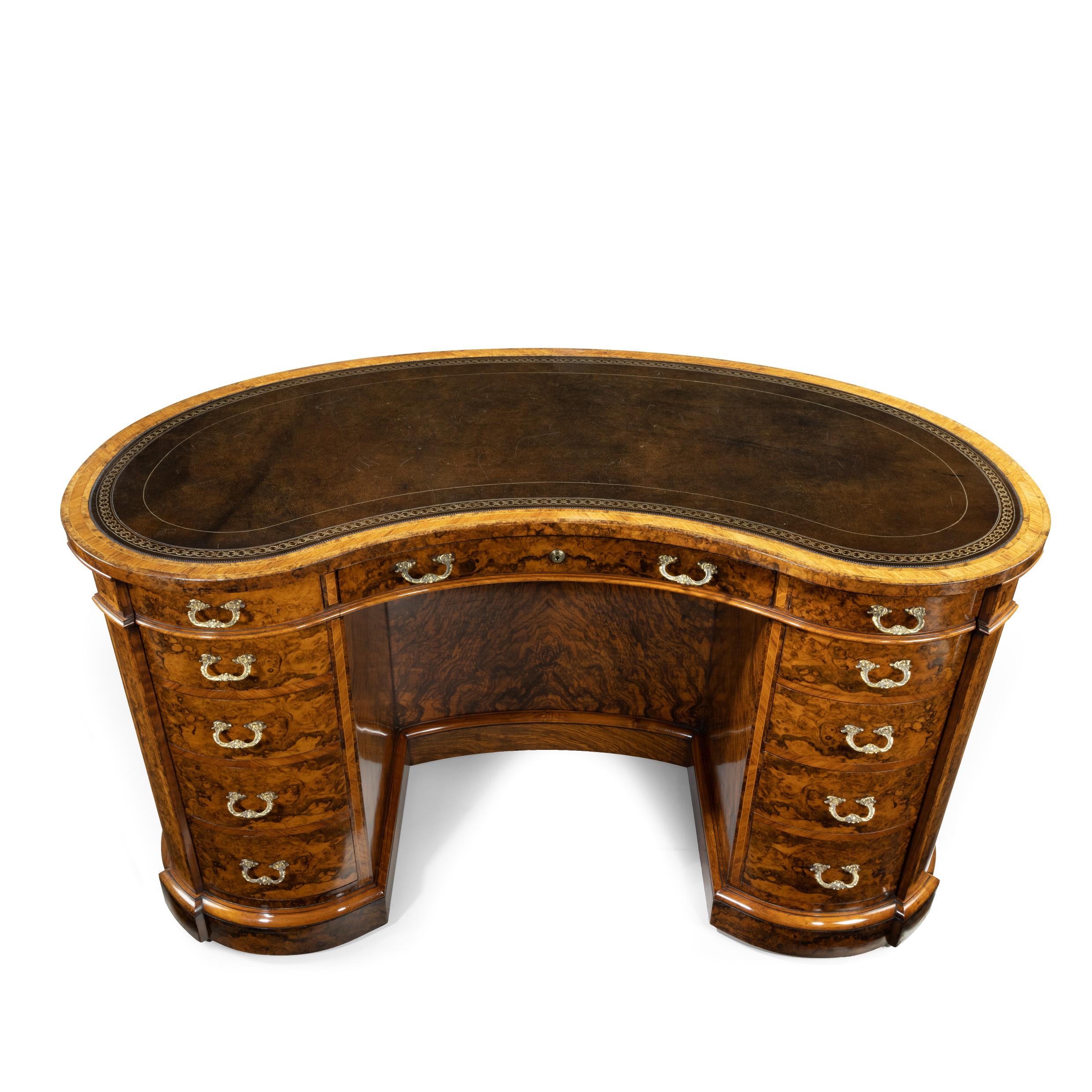 Viktorianischer knöchelförmiger Schreibtisch in hochwertiger Qualität aus reich gemasertem Nussbaumholz von Gillows (Mittleres 19. Jahrhundert) im Angebot