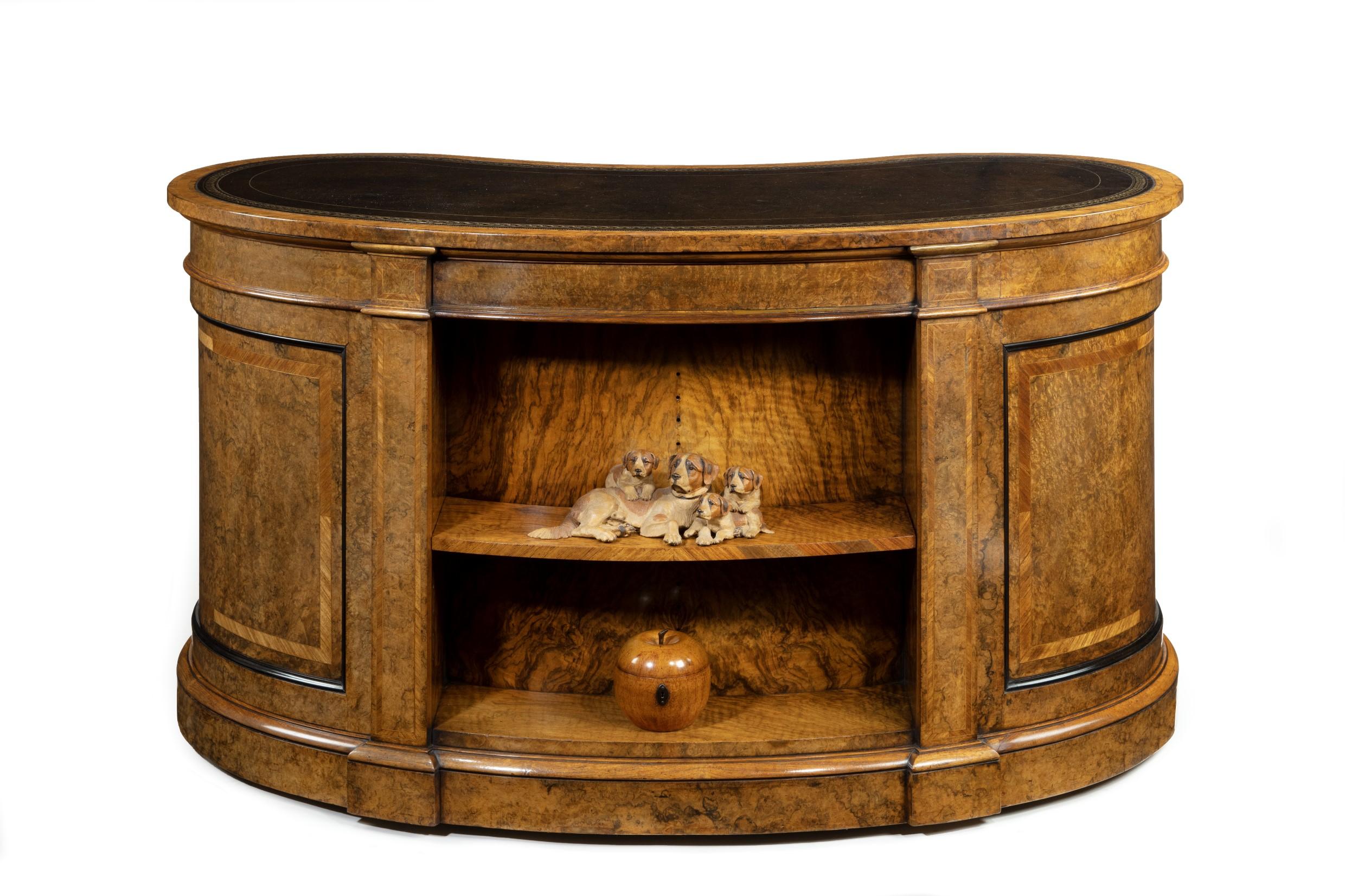 English Fine Quality Victorian Kidney-Shaped Desk in Richly Figured Walnut by Gillows For Sale